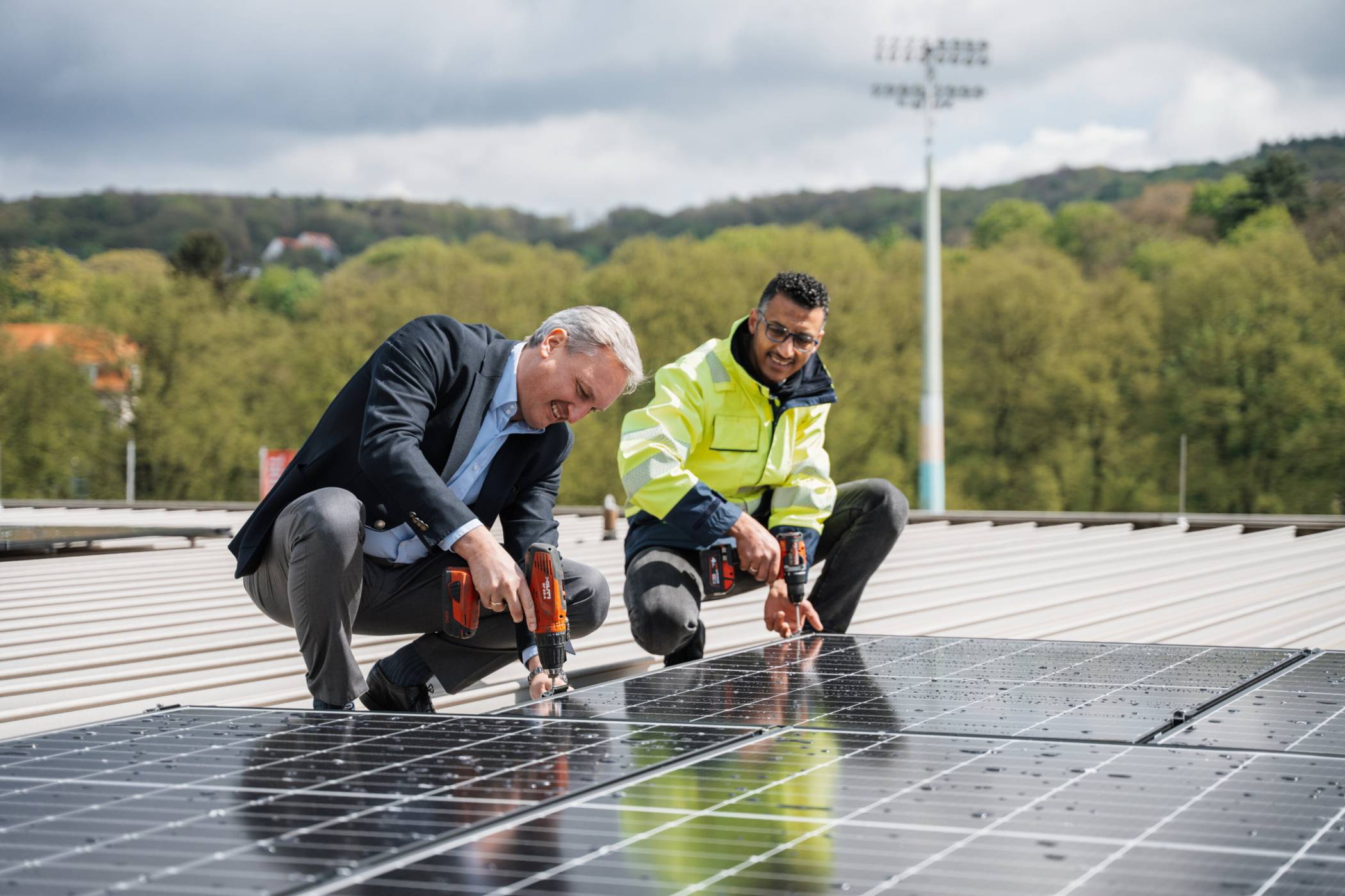  Bei der Installation der Solaranlage auf dem Stadion-Dach 2023 legte der WSW-Vorstandsvorsitzende Markus Hilkenbach zumindest kurz selbst Hand an. 