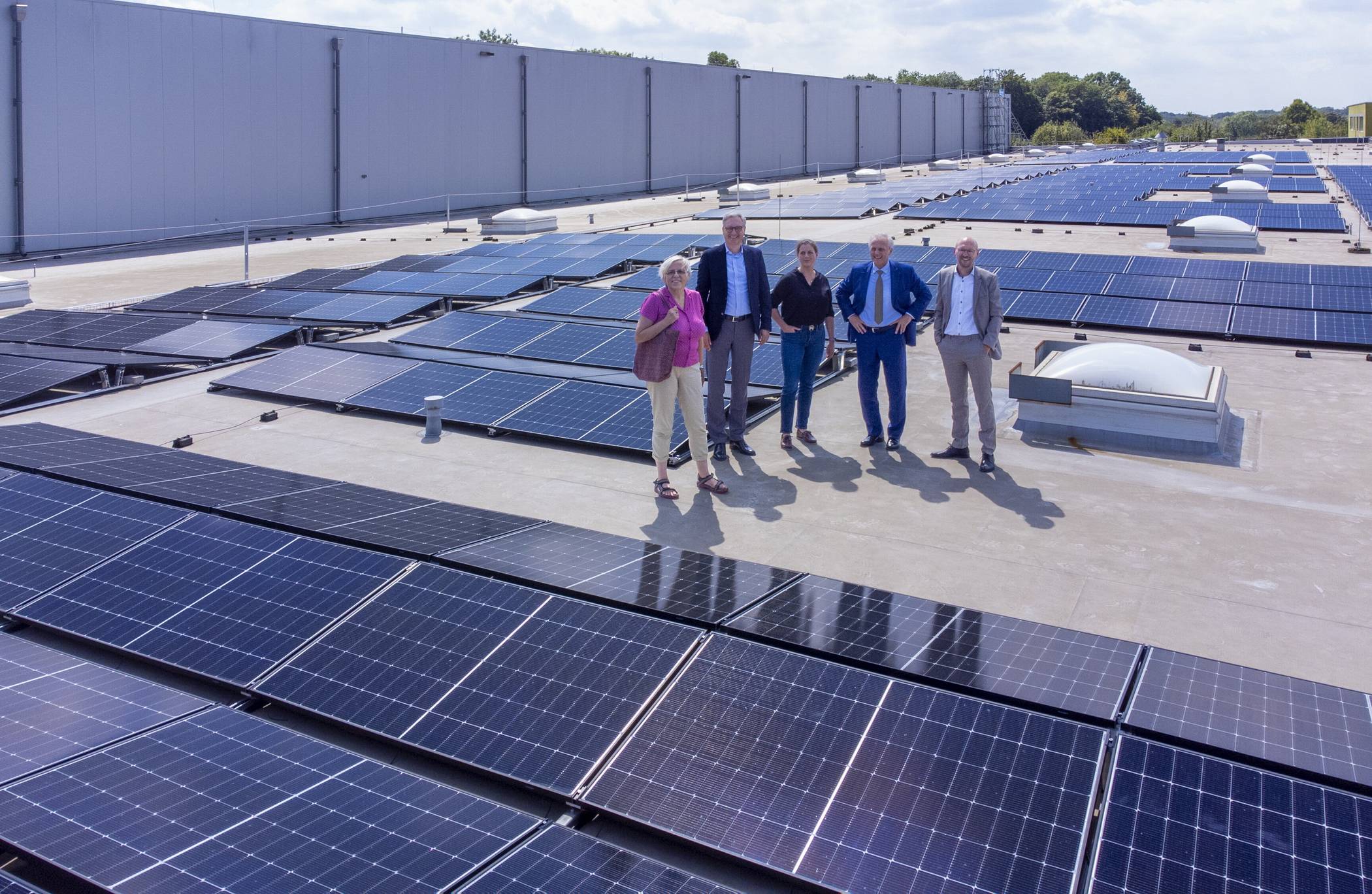 Die Photovoltaik-Anlage auf dem Dach der GEPA deckt rund die Hälfte des jährlichen Strombedarfs des Fair-Handelshauses und spart 260 Tonnen Kohlendioxid pro Jahr ein.