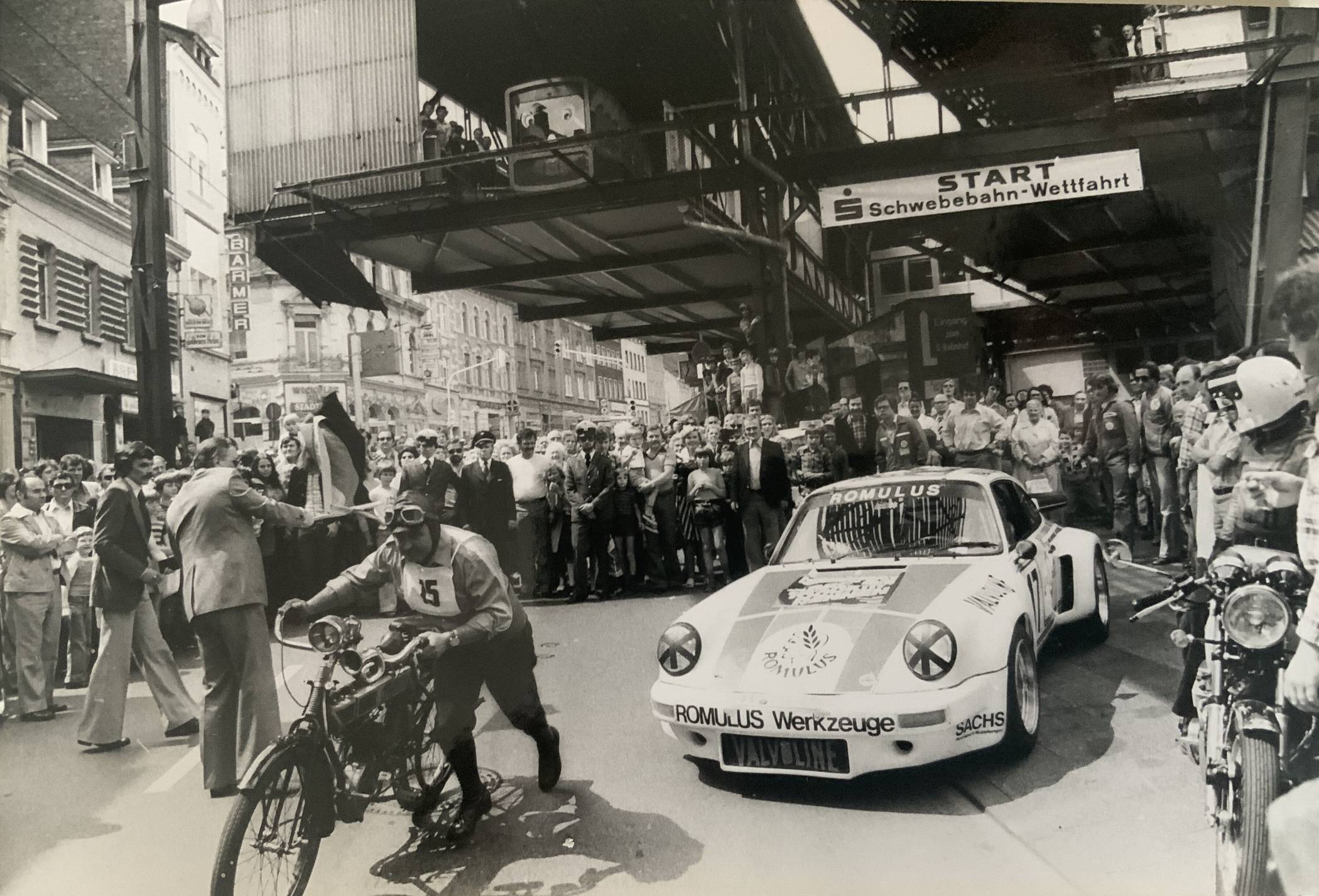  Ein Wettrennen zwischen der Schwebebahn und einem Auto. 