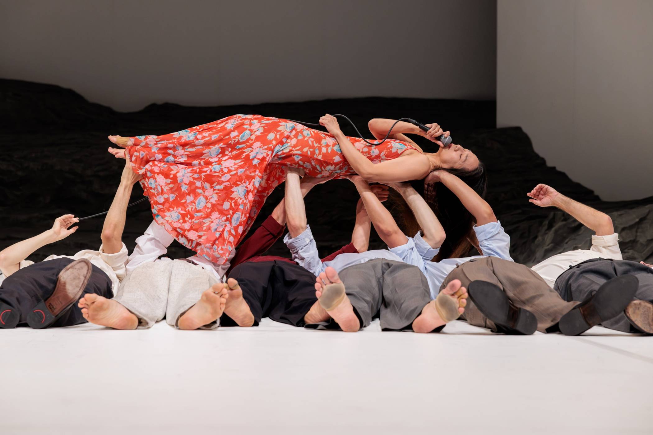  Tsai-Chin Yu – ins Mikrophon hauchend, und „unterwegs“ über den Männern.  