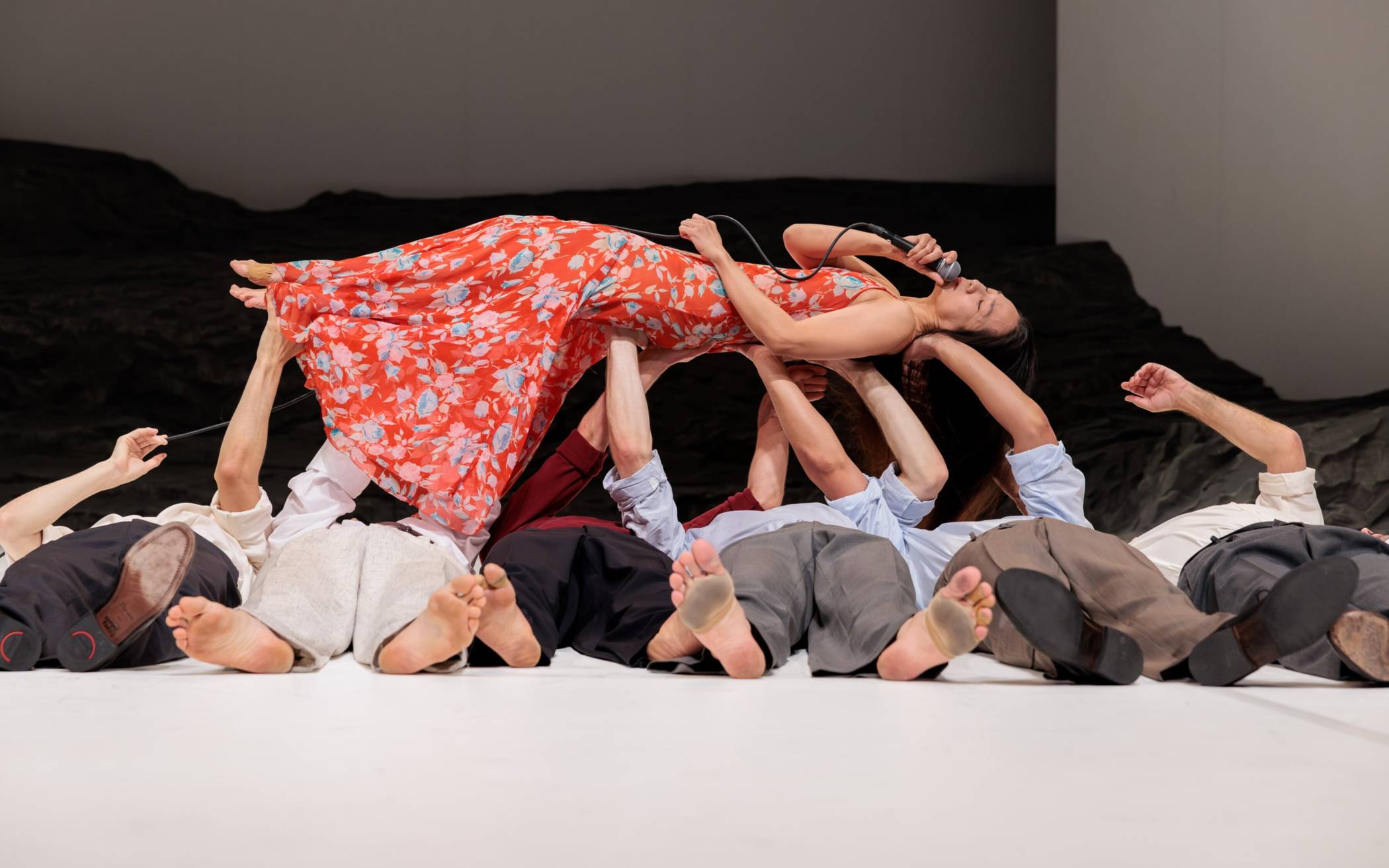 Tsai-Chin Yu – ins Mikrophon hauchend,