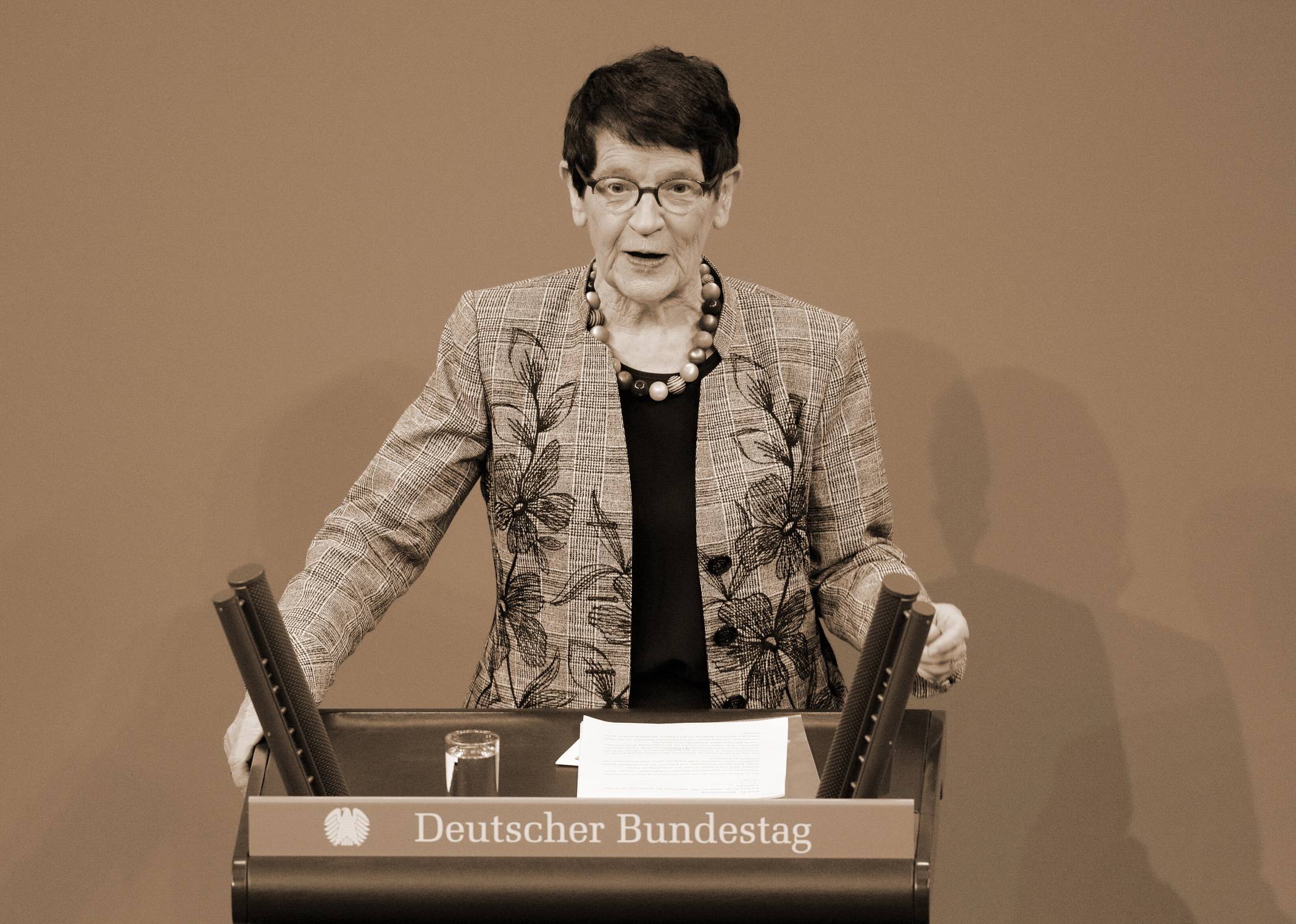  Rita Süßmuth 2019 bei einer Rede im Bundestag. 