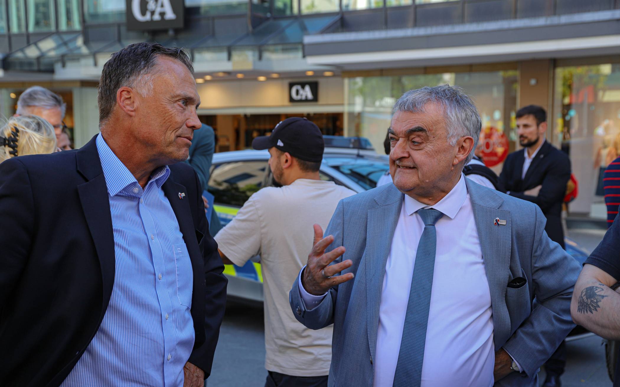 Herbert Reul (re.) mit Wuppertals Polizeipräsident