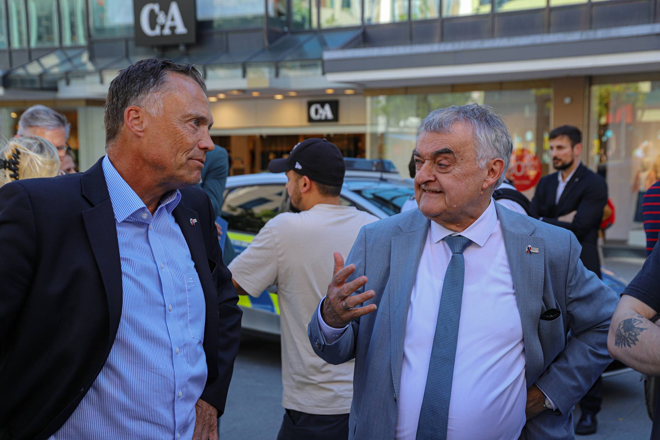 Herbert Reul (re.) mit Wuppertals Polizeipräsident Markus Röhrl.