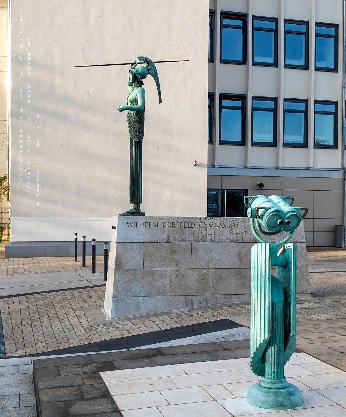 Azra Akšamijas Skulptur "Eulensicht" (vorn) mit kritisch-kommentierendem Blick auf Arno Brekers "Pallas Athene".  