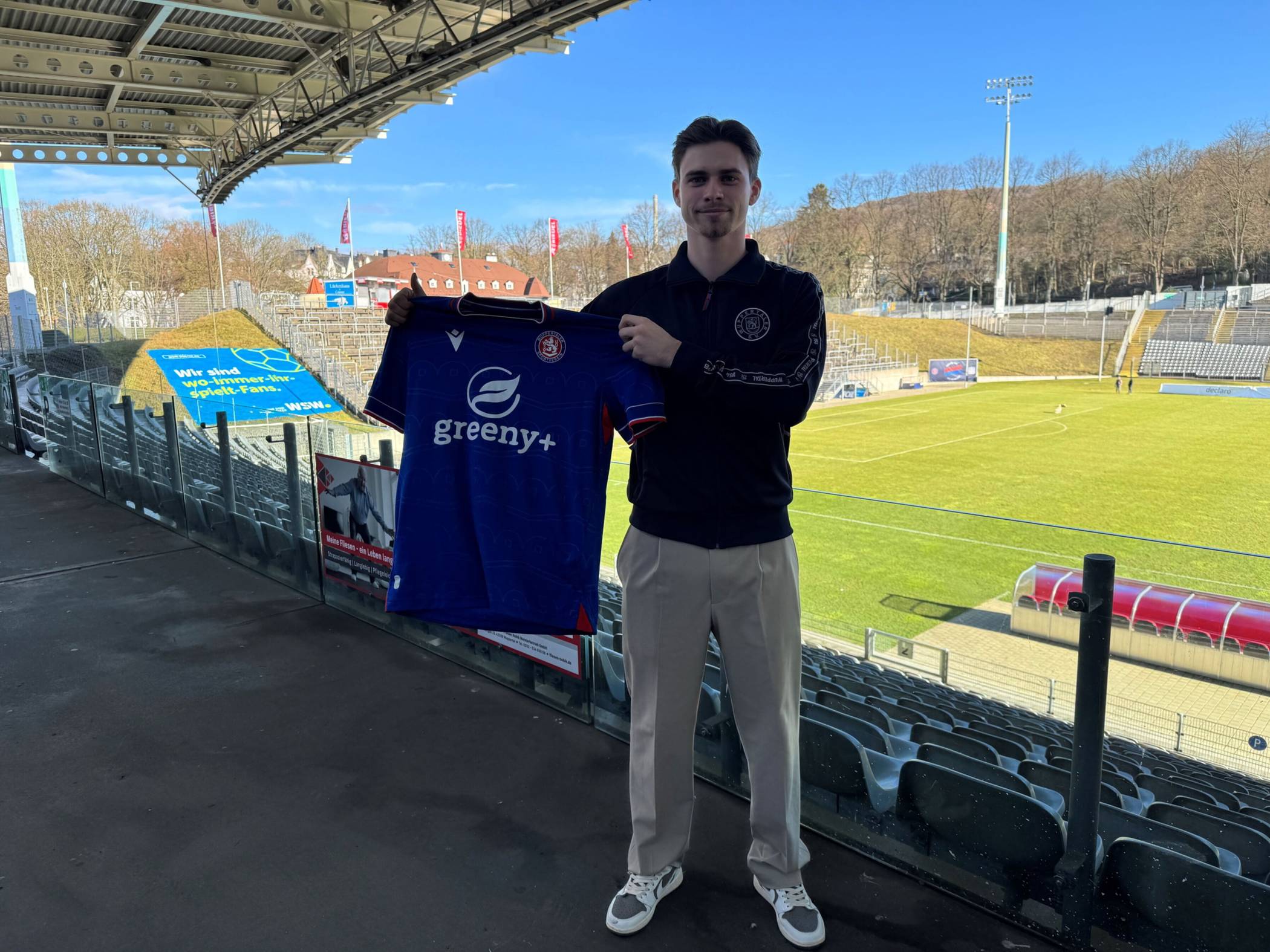  Noah Heim mit seinem neuen Trikot im Stadion am Zoo. 
