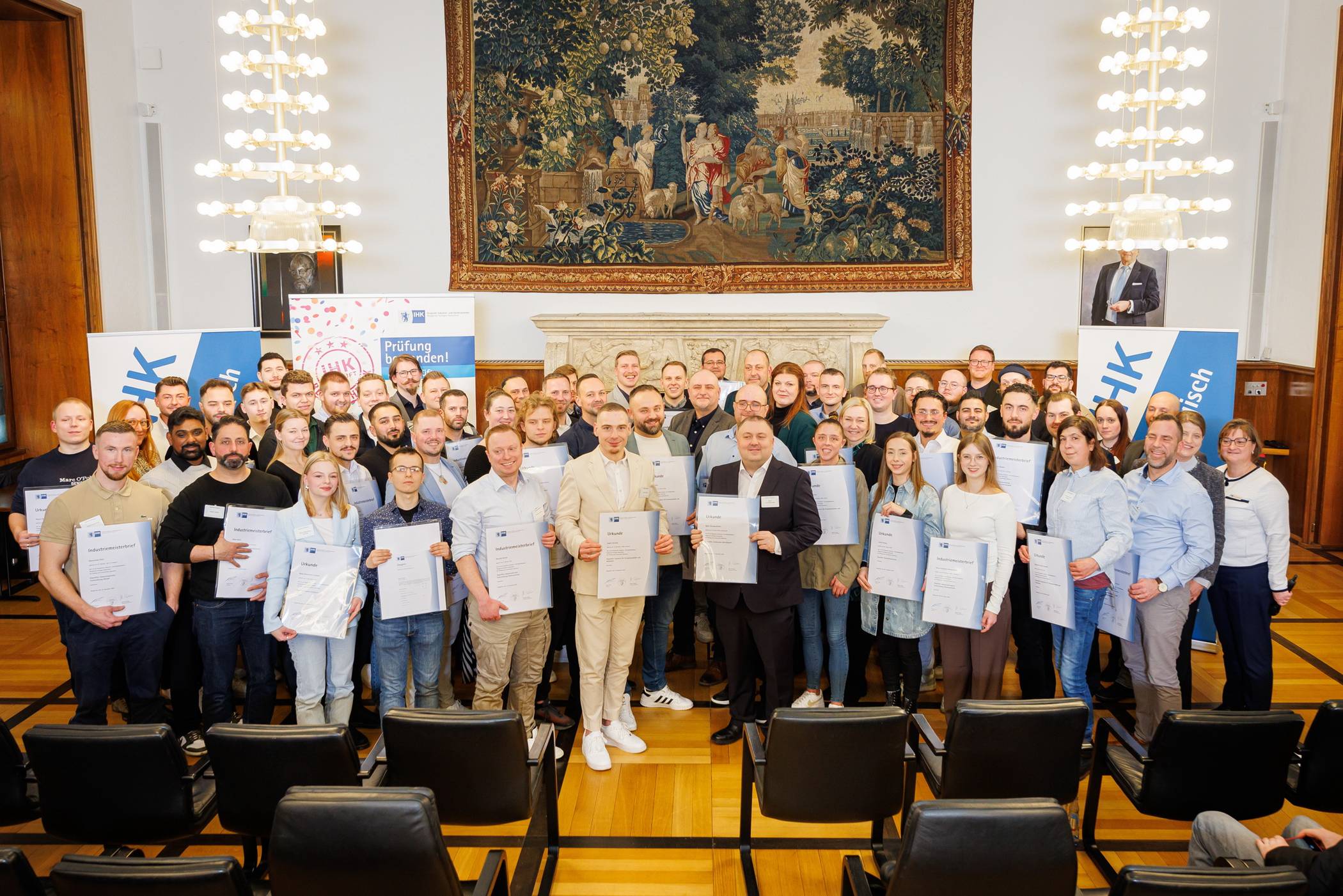  Das Gruppenfoto im Plenarsaal der IHK. 