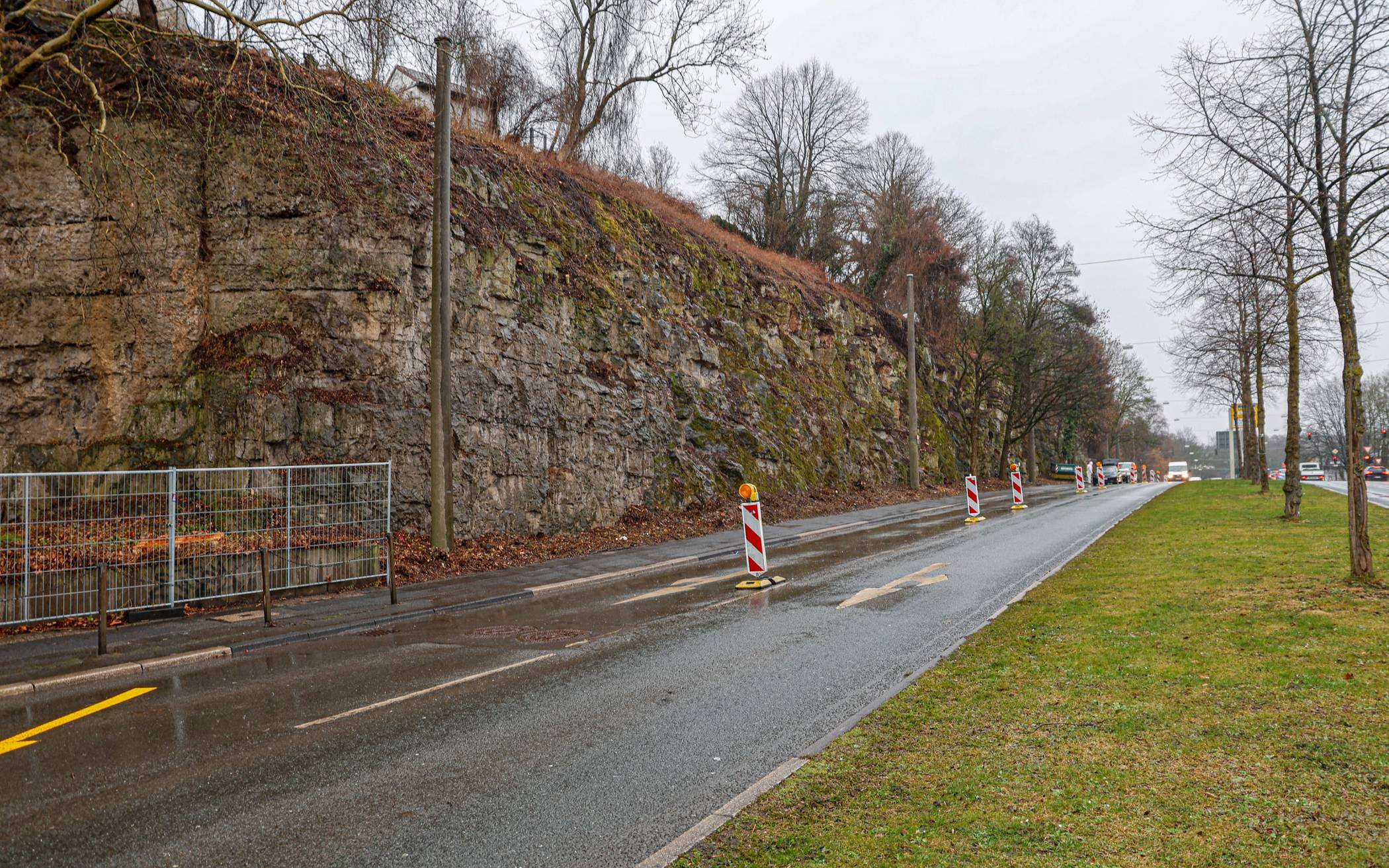 Felswände an der B7 müssen gesichert werden