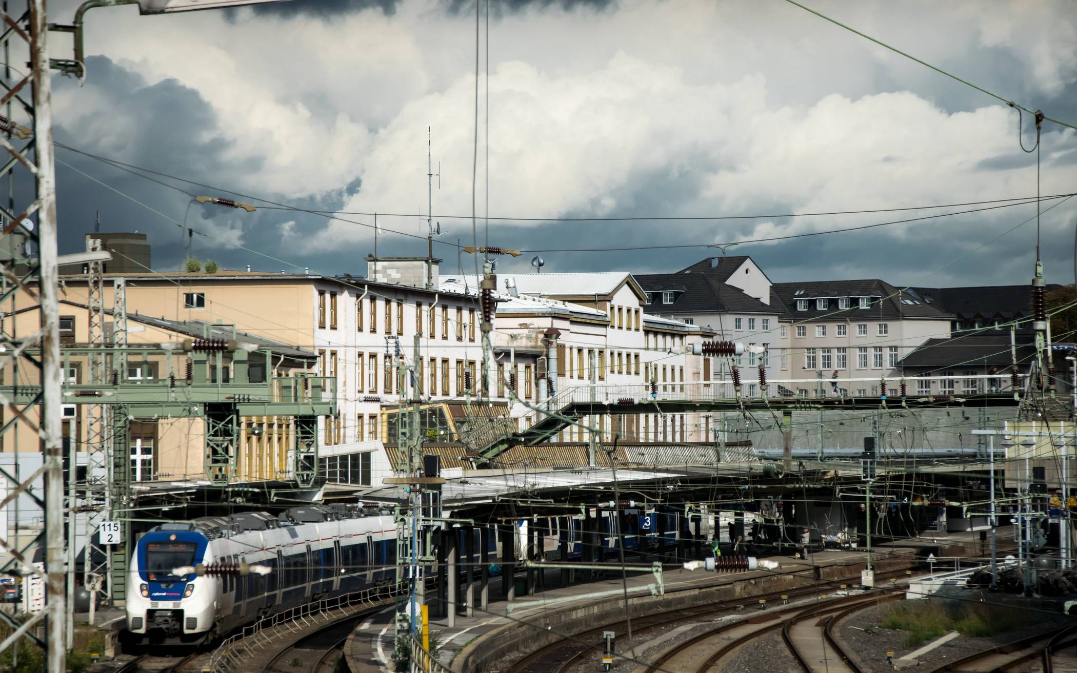 Der Südsteg führt über die Gleise.