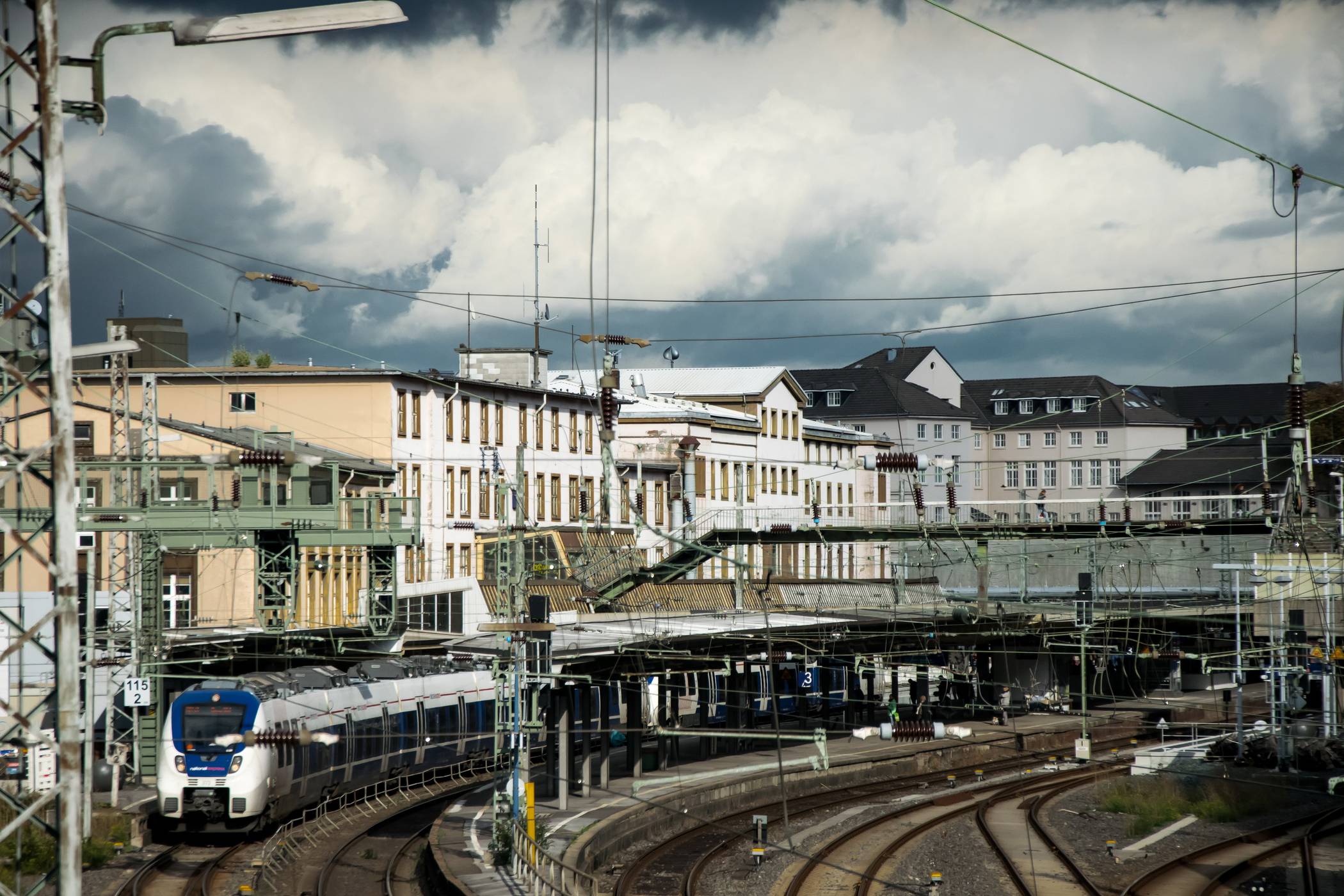  Der Südsteg führt über die Gleise. 