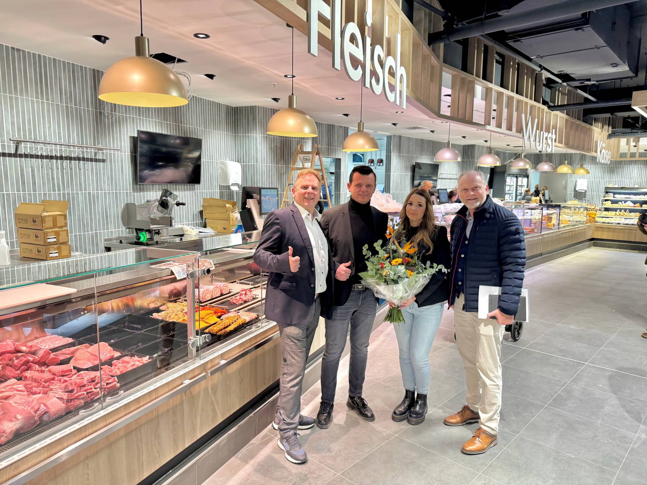15 Meter Frischetheke und 1.400 Quadratmeter Verkaufsfläche haben Rafal und Jessika Pientka (Mi.) im Erdgeschoss der Rathaus Galerie realisiert. Auf den Start freuen sich auch Center-Manager Uwe Matthias (li.) und Gerd Koslowski (Edeka Rhein-Ruhr).