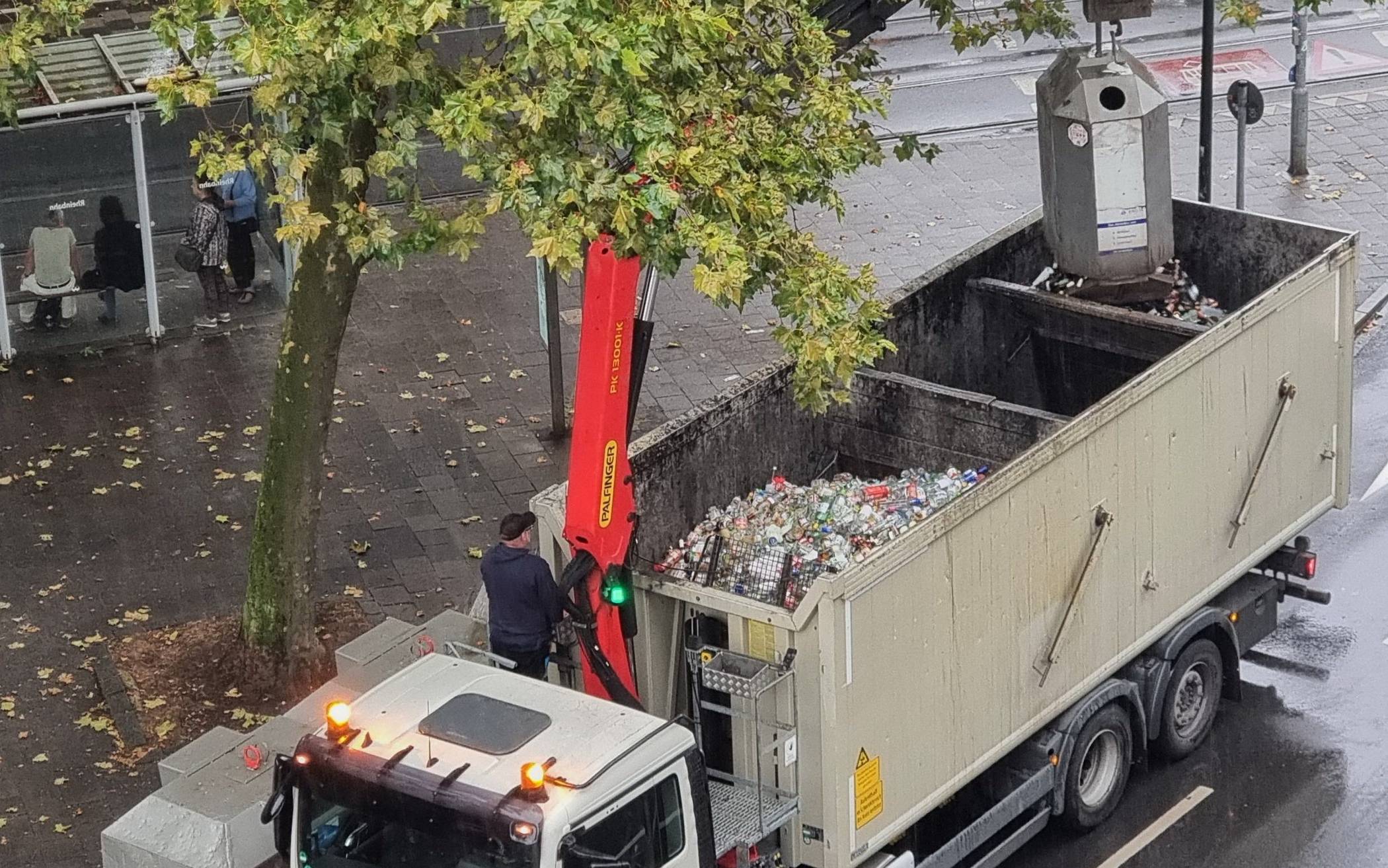 Leerung eines Altglascontainers.