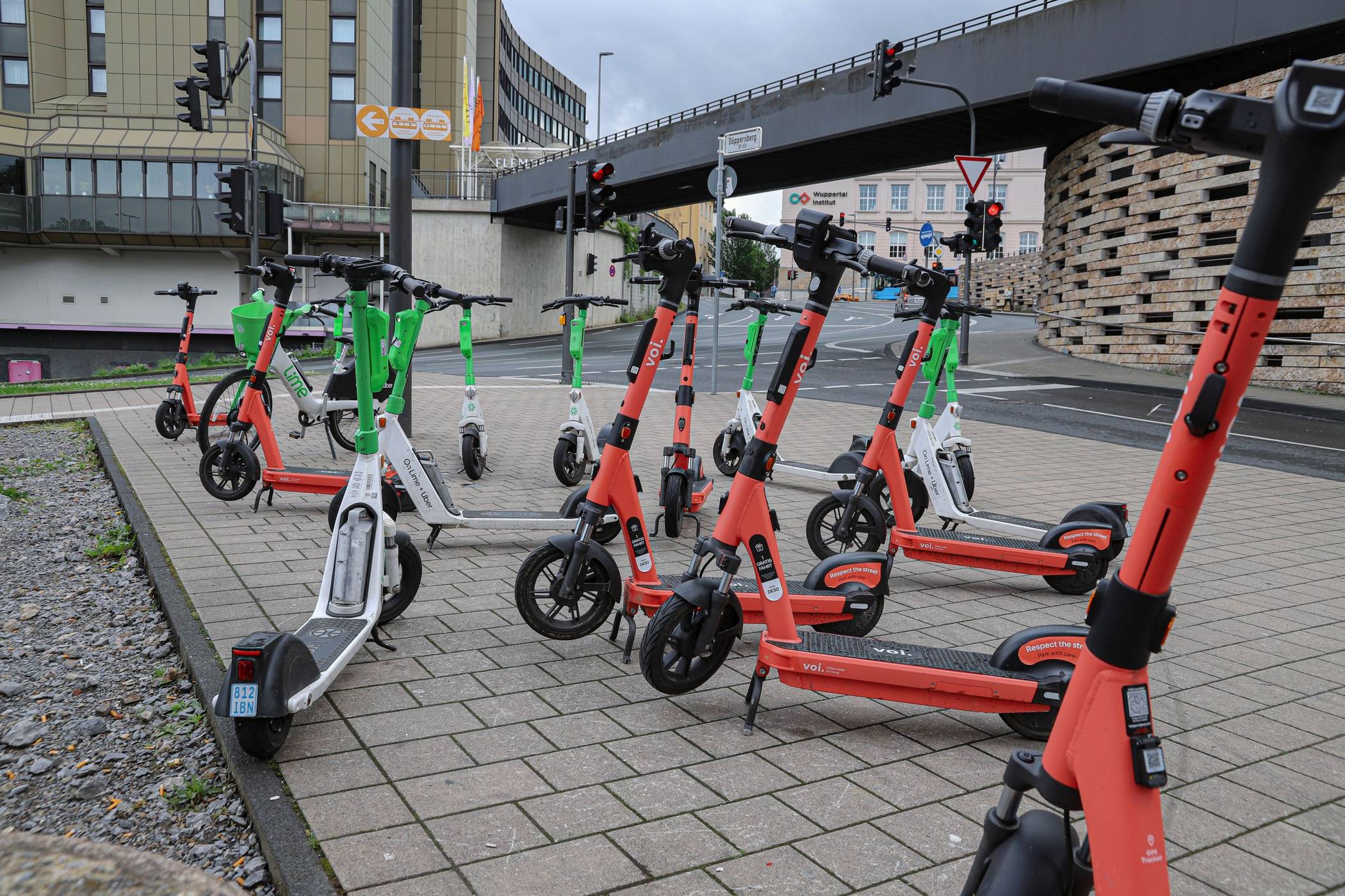  E-Scooter am Döppersberg in der Nähe des Hauptbahnhofs. 
