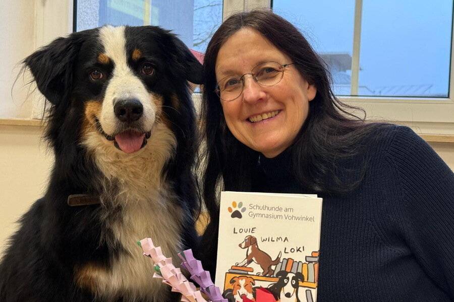 Pfarrerin Britta Scholz mit Schulhund Louie.