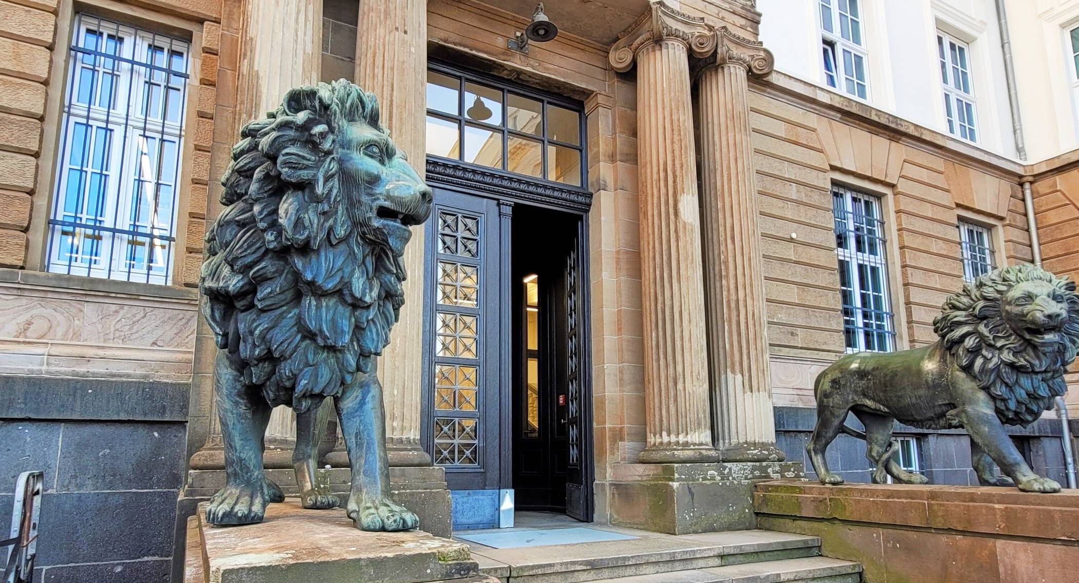 Der Eingang zur Bundesbahndirektion. ⇥Foto: WR