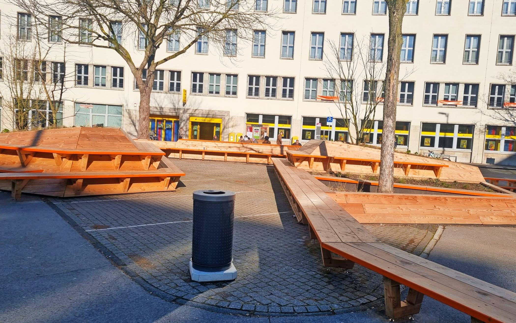 Die Sitzgelegenheiten auf dem aktuellen Platz am Kolk. 
