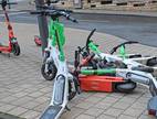 Ein wilder Haufen Leih-E-Scooter am Döppersberg: