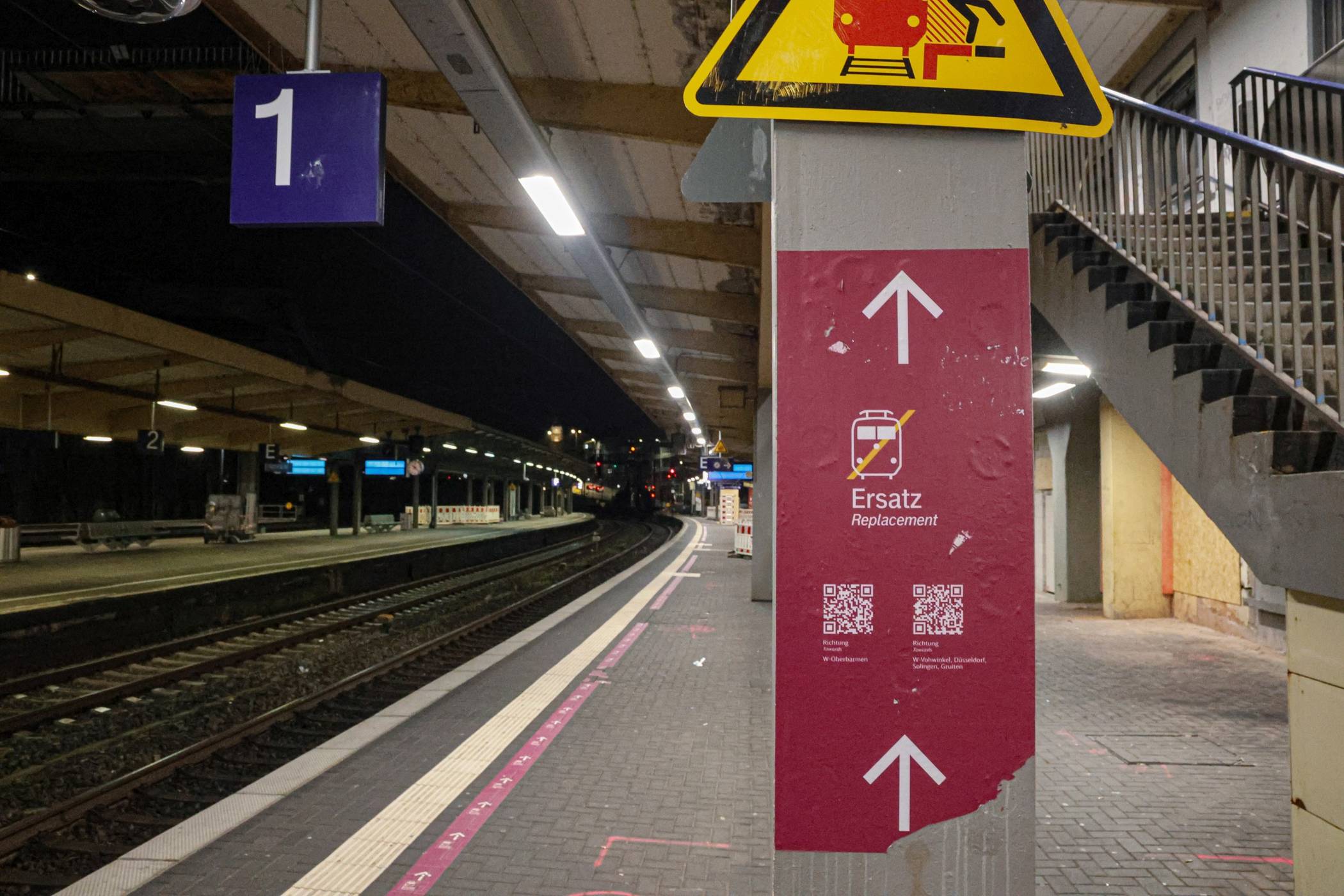 Der hauptbahnhof ohne Züge und Menschen.