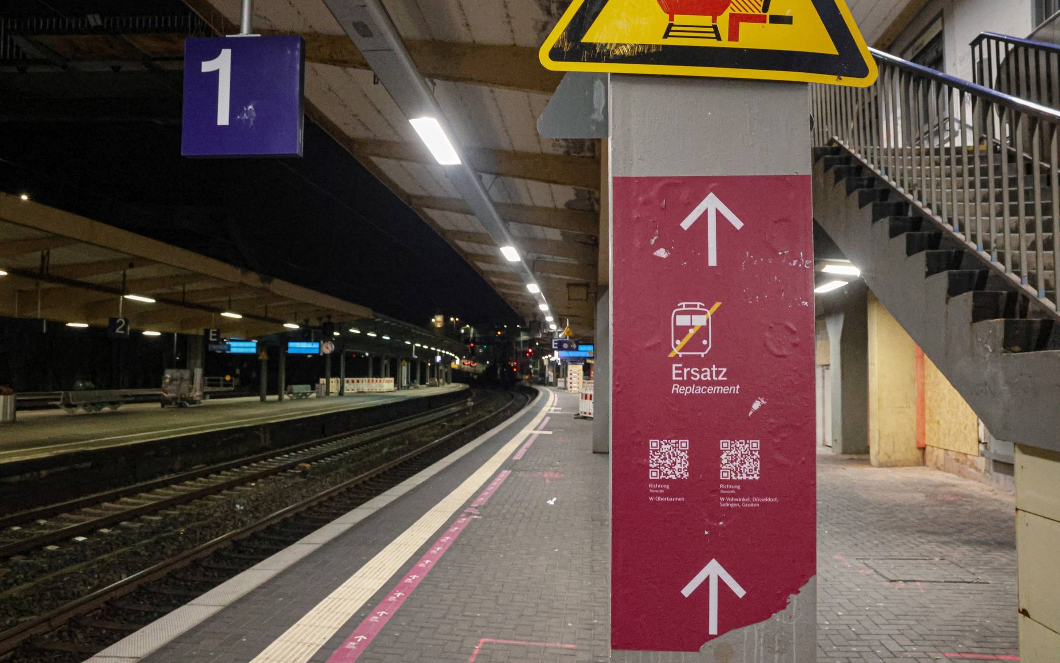 Der hauptbahnhof ohne Züge und Menschen.