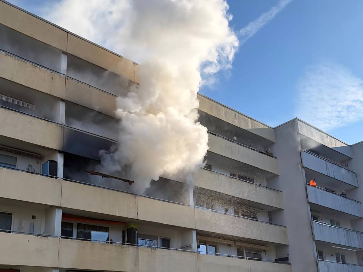 Feuer in Mehrfamilienhaus in der Marklandstraße