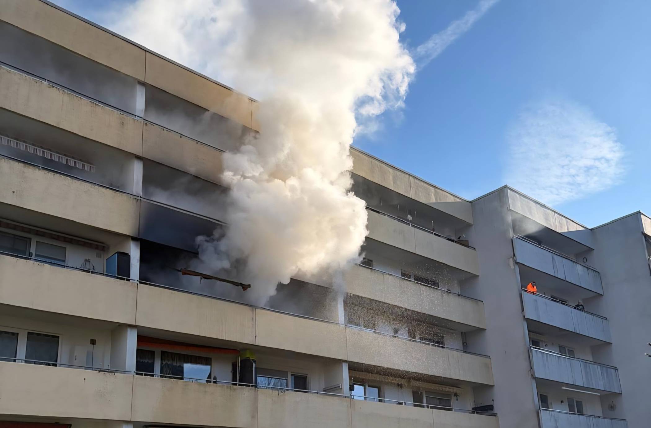  Die Rauchsäume war weithin sichtbar. 