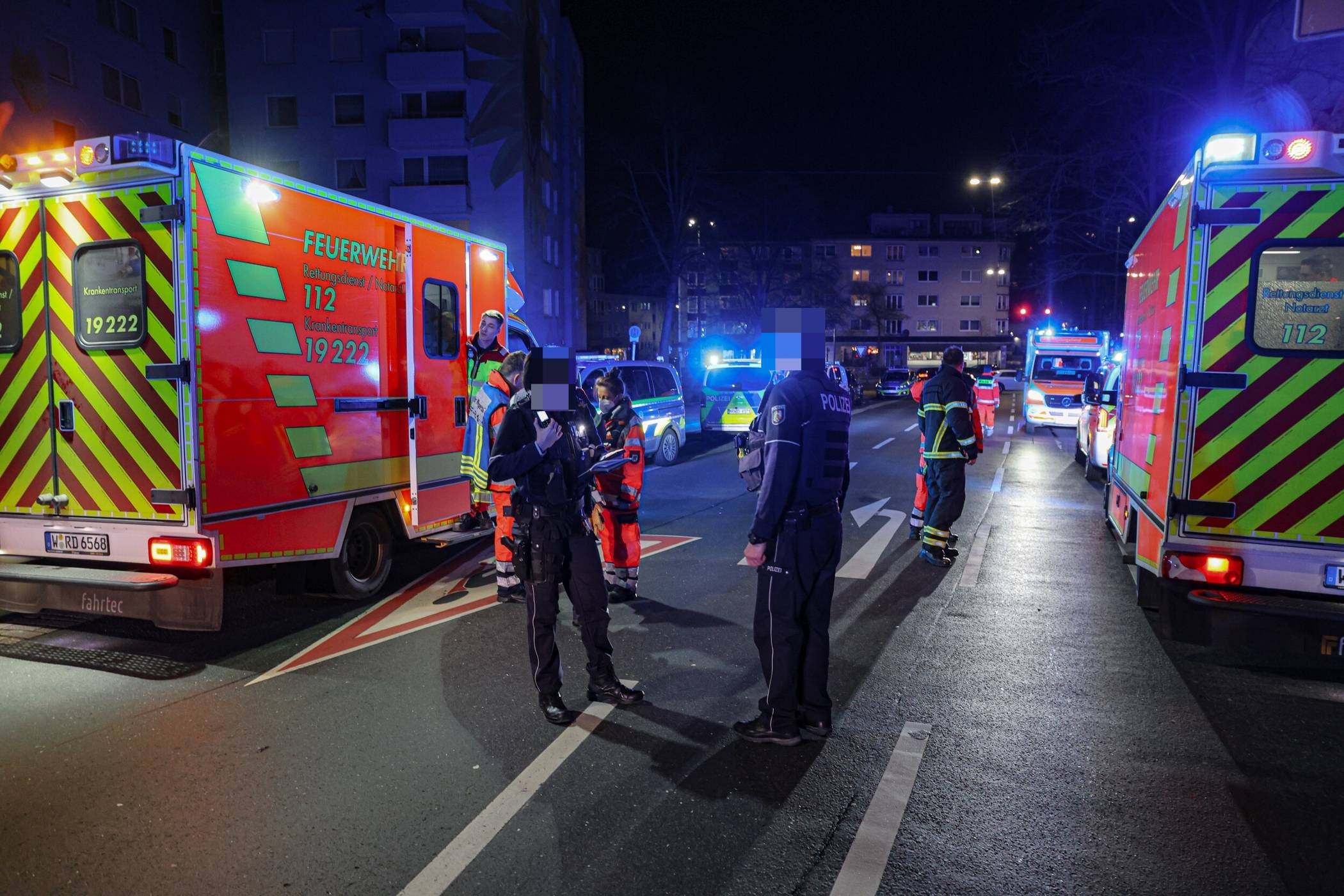 Polizei und Rettungsdienst waren mit einem größeren Aufgebot vor Ort.