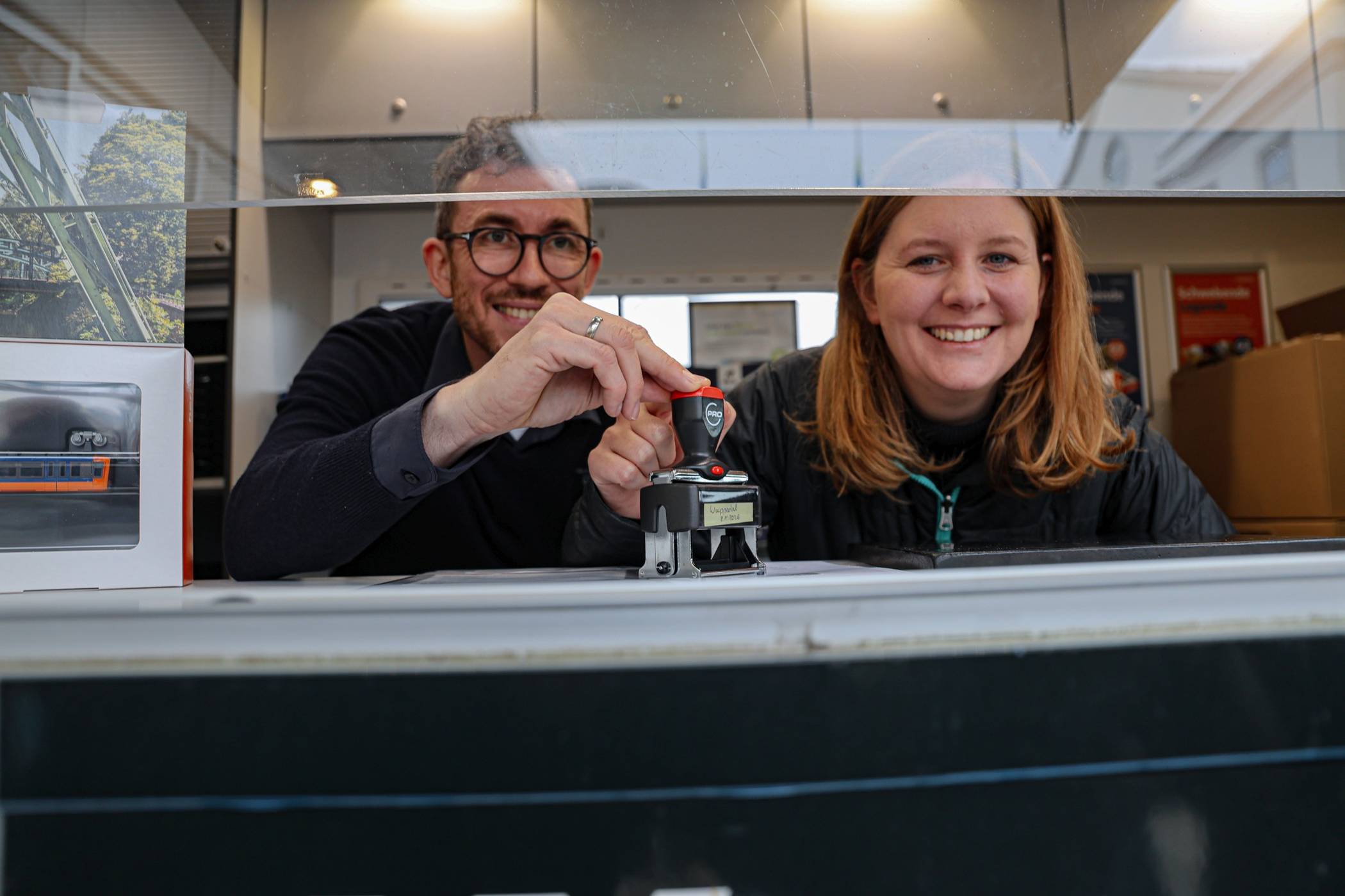  Oberbürgermeisterin Miriam Scherff bei der Präsentation der Schwebebahn-Sonderbriefmarke. 