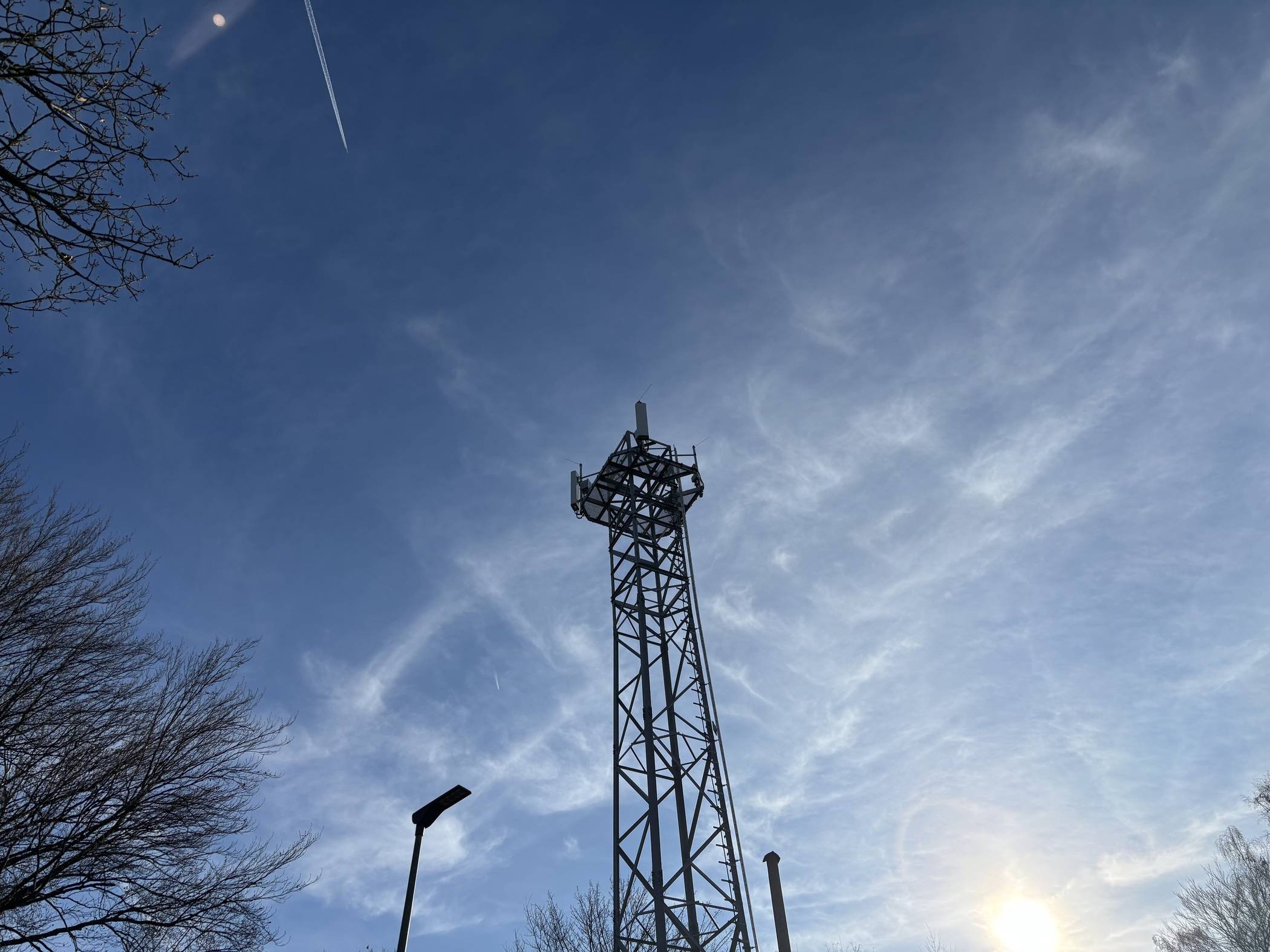  Der Mast ist bereits in Betrieb. 