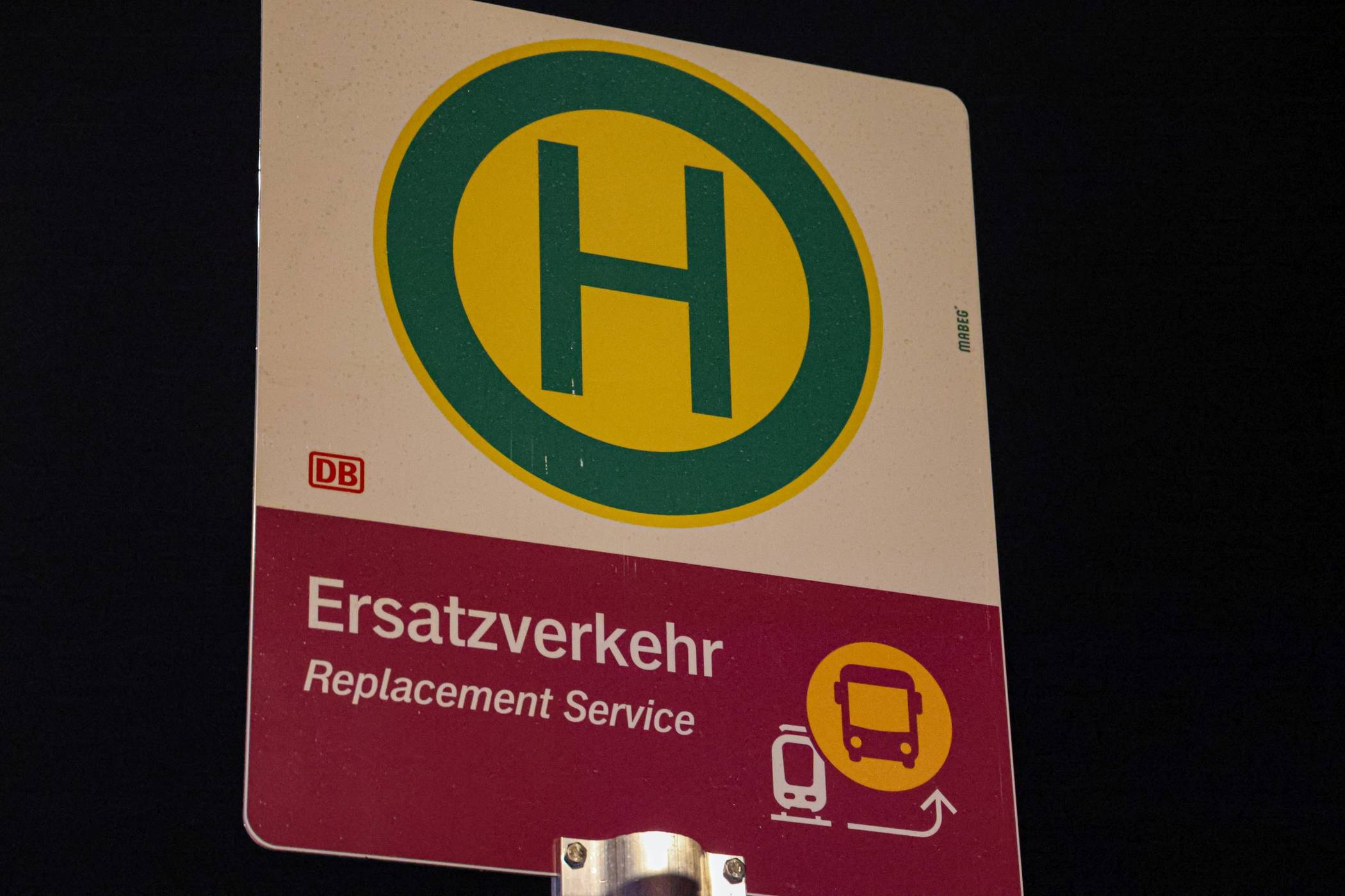 Schild einer Ersatz-Haltestelle.