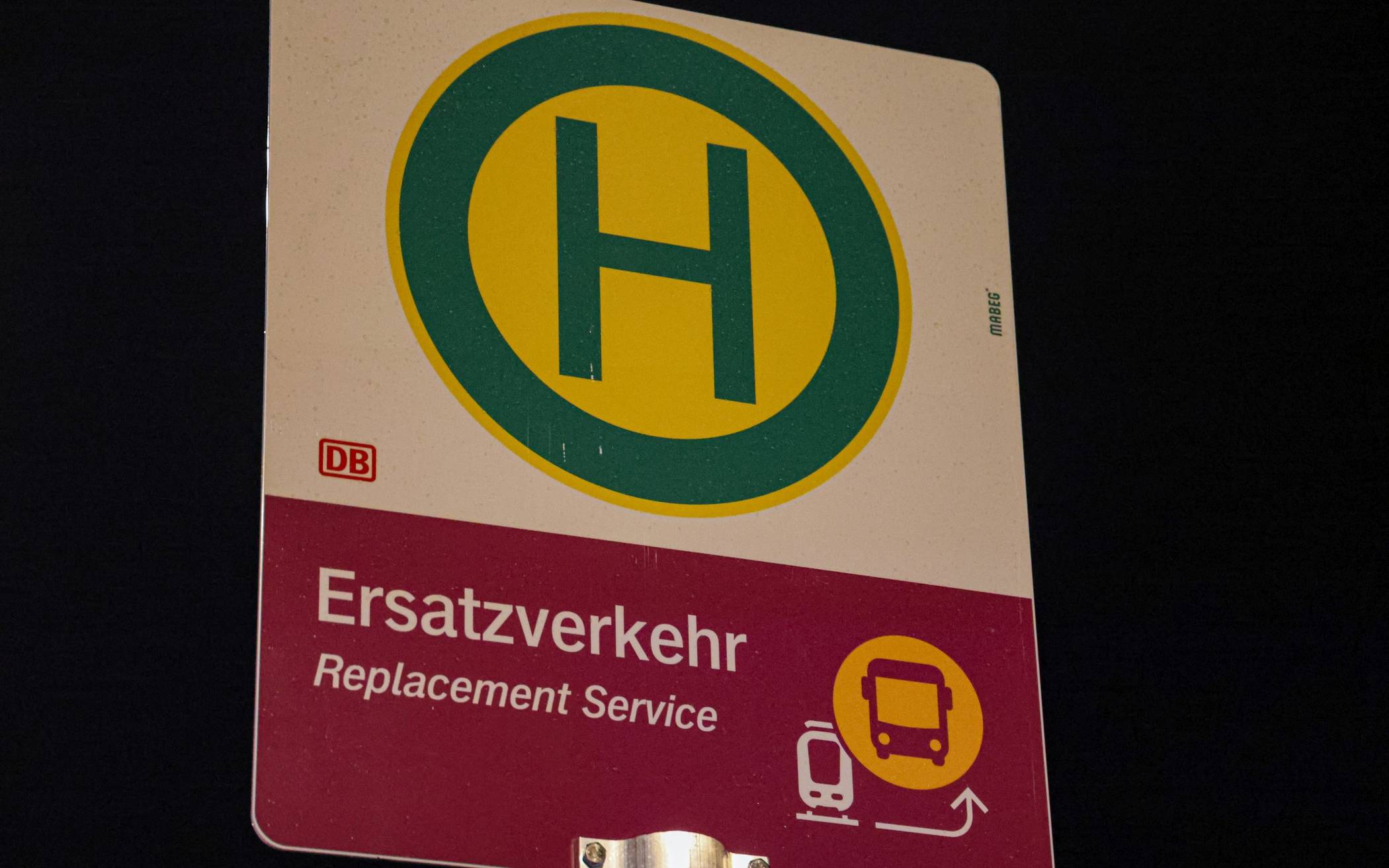 Schild einer Ersatz-Haltestelle.