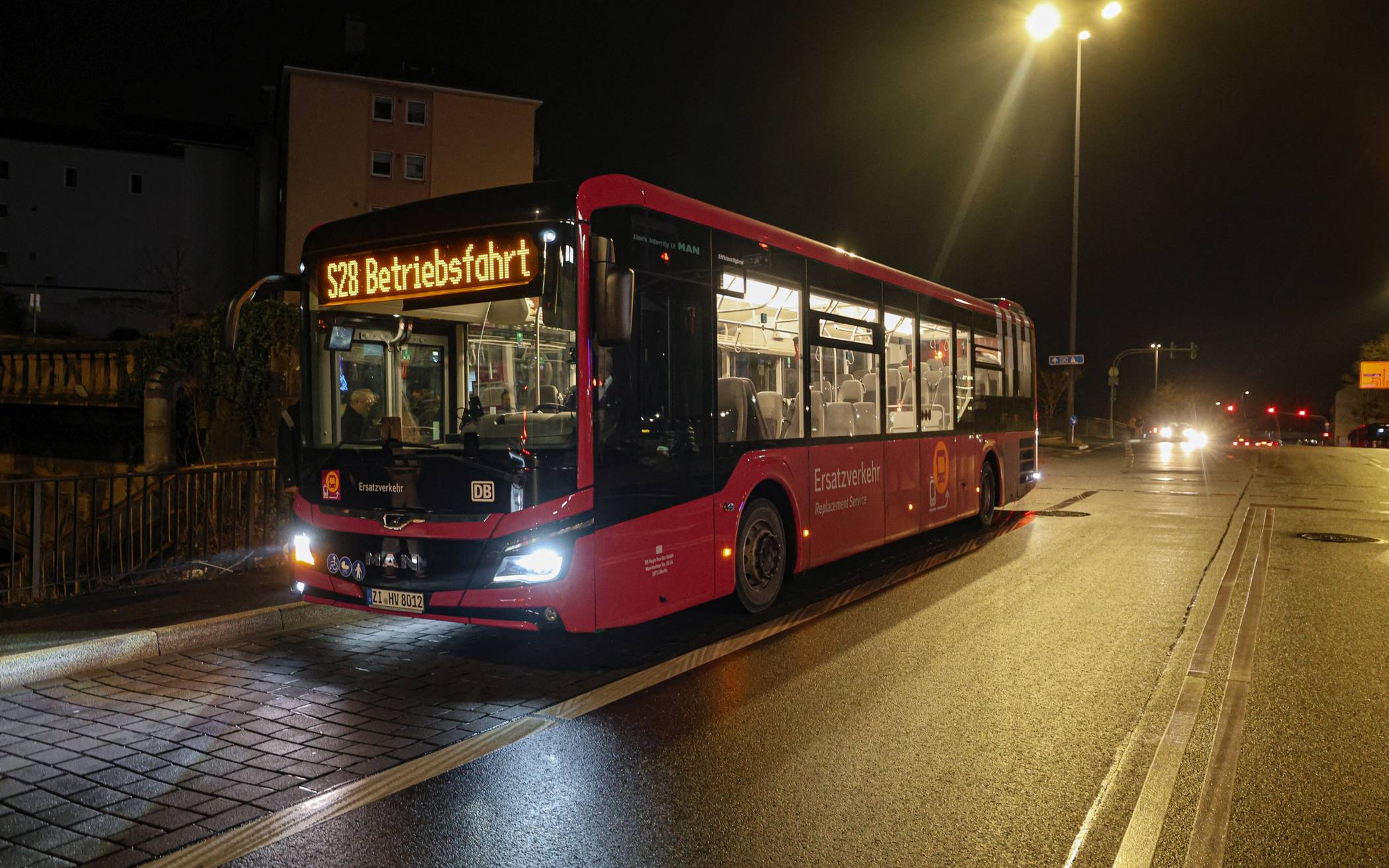Der Schienenersatzverkehr an der Historischen Stadthalle.