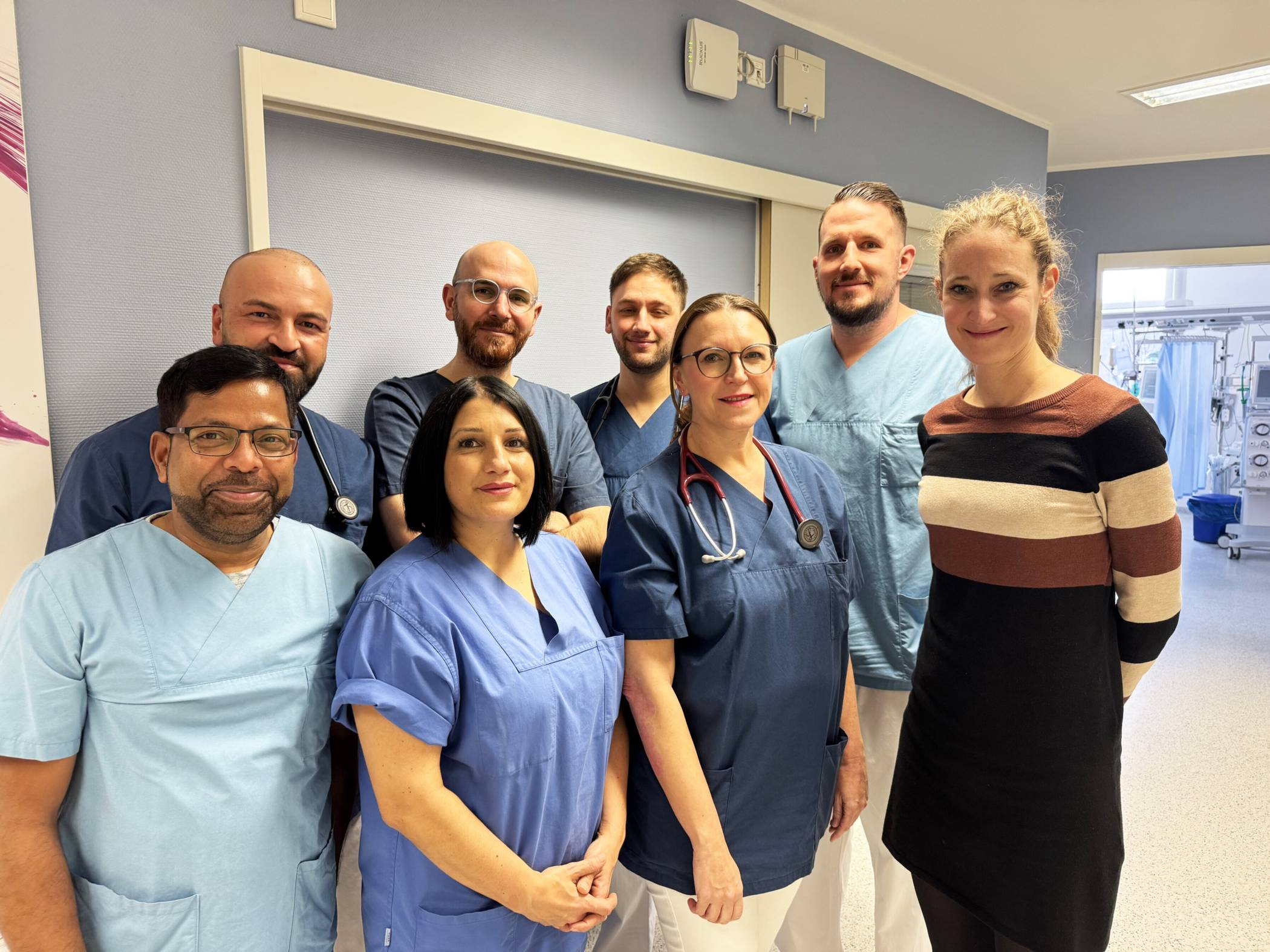  Oberärztin Sandra Koziarek (3.v.re., Leiterin Cardiac Arrest Center) mit Teamkolleginnen und Kollegen der Intensiv- und Notfallmedizin und Geschäftsführerin Dr. Cornelia Sack (re.). 