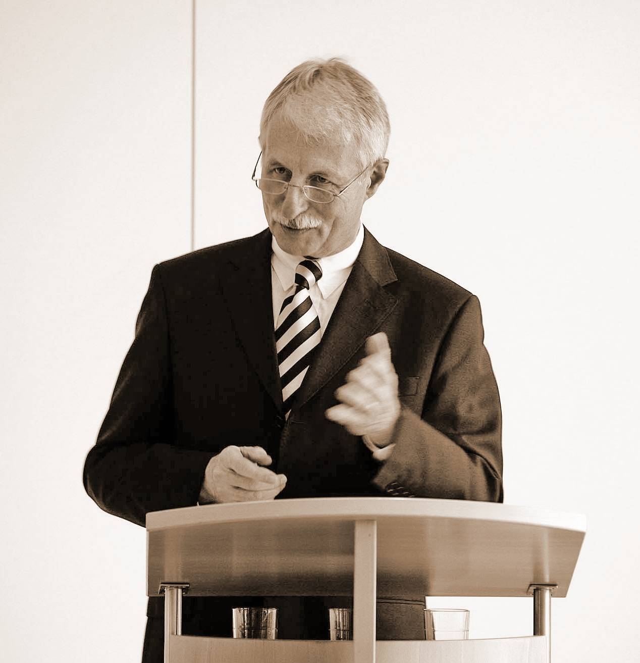  Prof. Dr. Dr. h.c. mult. Volker Ronge. 