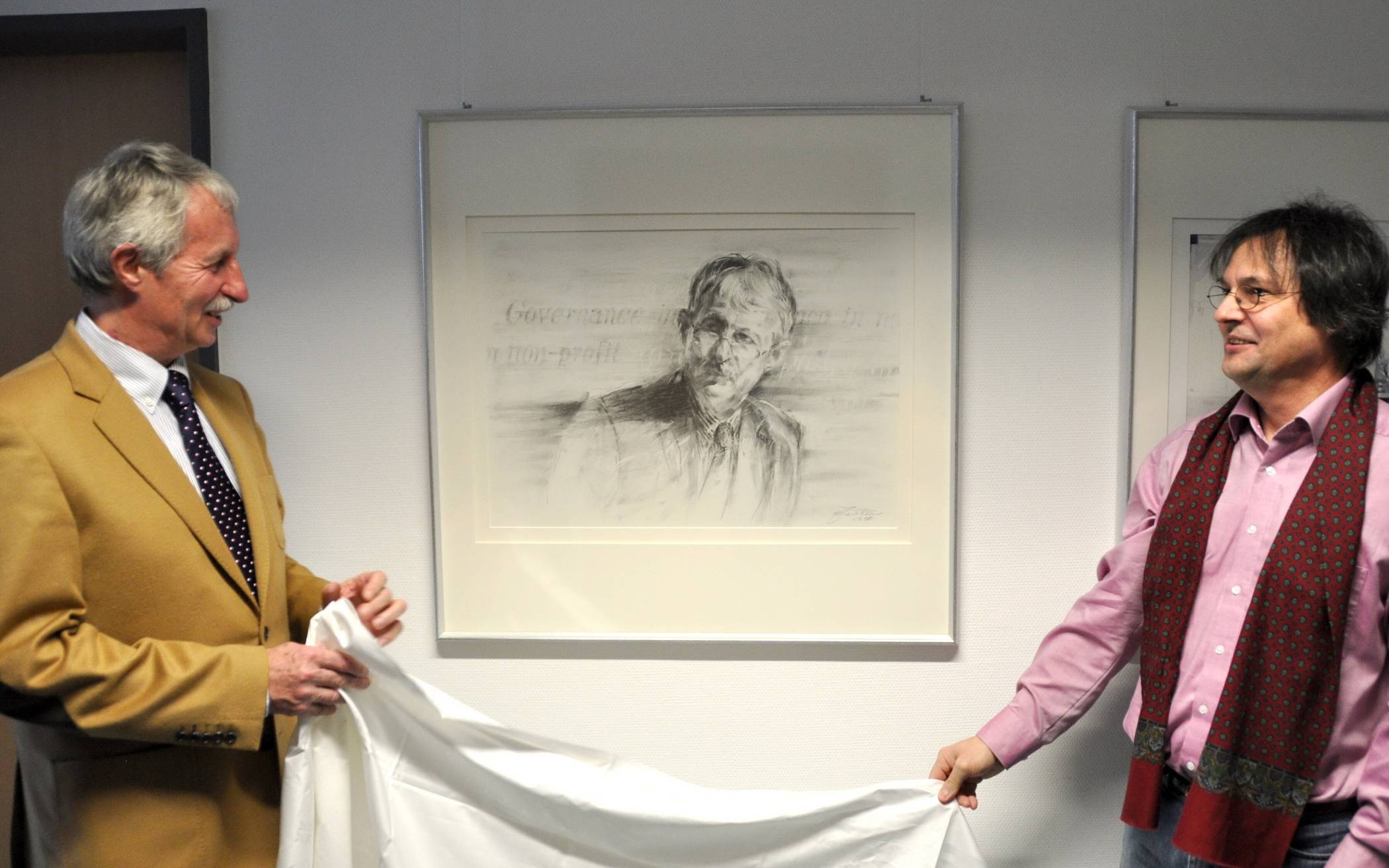 März 2010: Prof. Dr. Volker Ronge (li.) bei der Enthüllung seines Porträts in der...