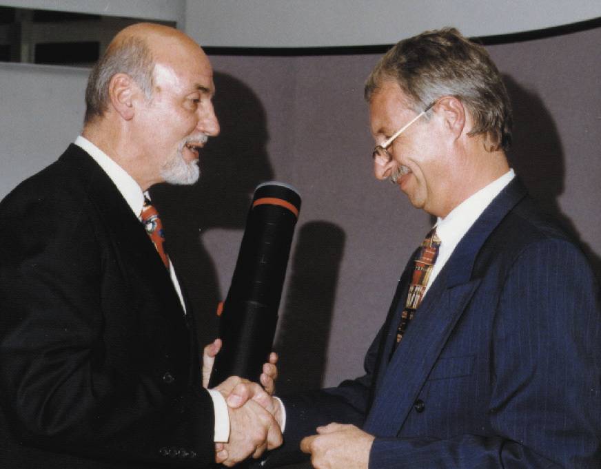 Oktober 1999: Alt-Rektor Prof. Dr. Dr. h.c. Erich Hödl (li.) übergibt sein Amt an...