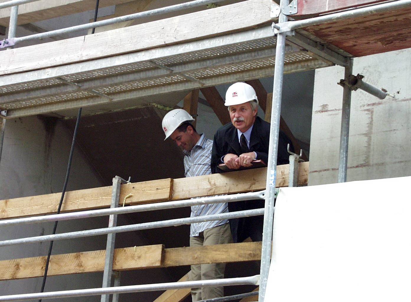 Oktober 2003: Rektor Prof. Dr. Volker Ronge beim Richtfest von Gebäude B auf dem Campus...