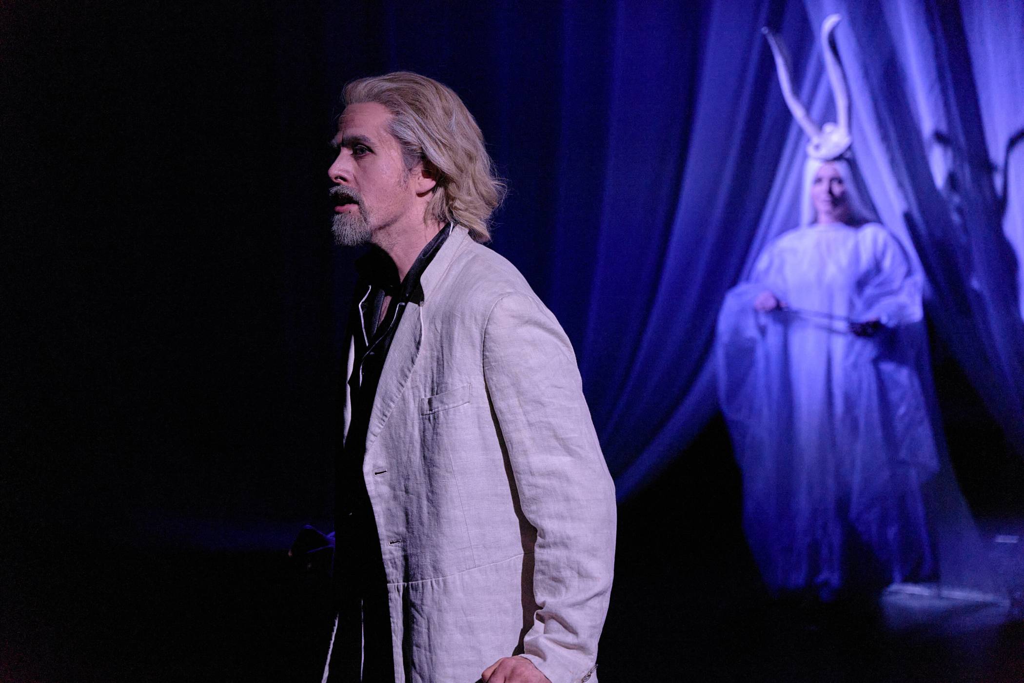 Felix Lehnigk als Peer Gynt im mittleren Alter, im Hintergrund Michelle Middlehoff.