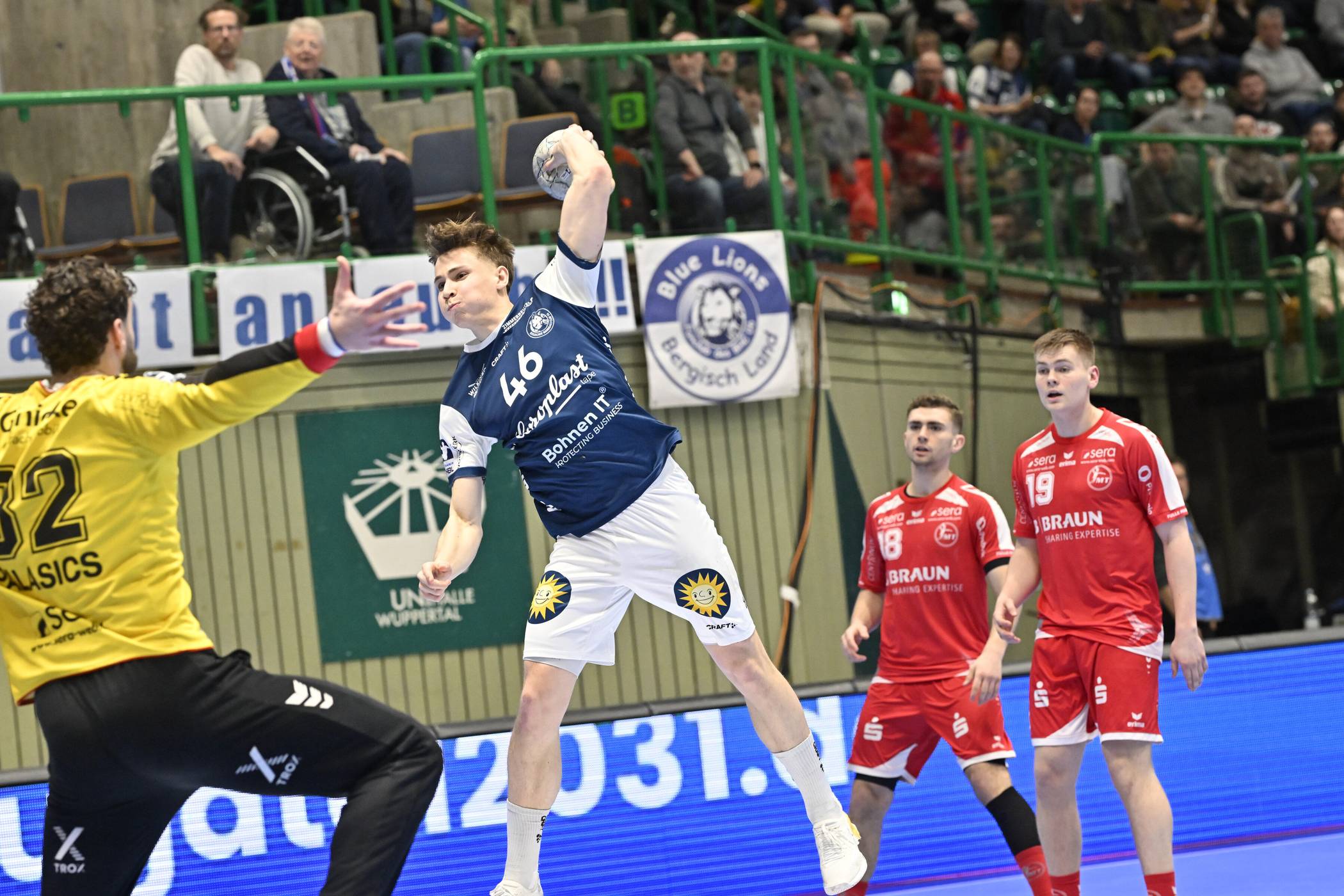 Julian Fuchs im Duell mit MT-Torwart Kristóf Palasics.