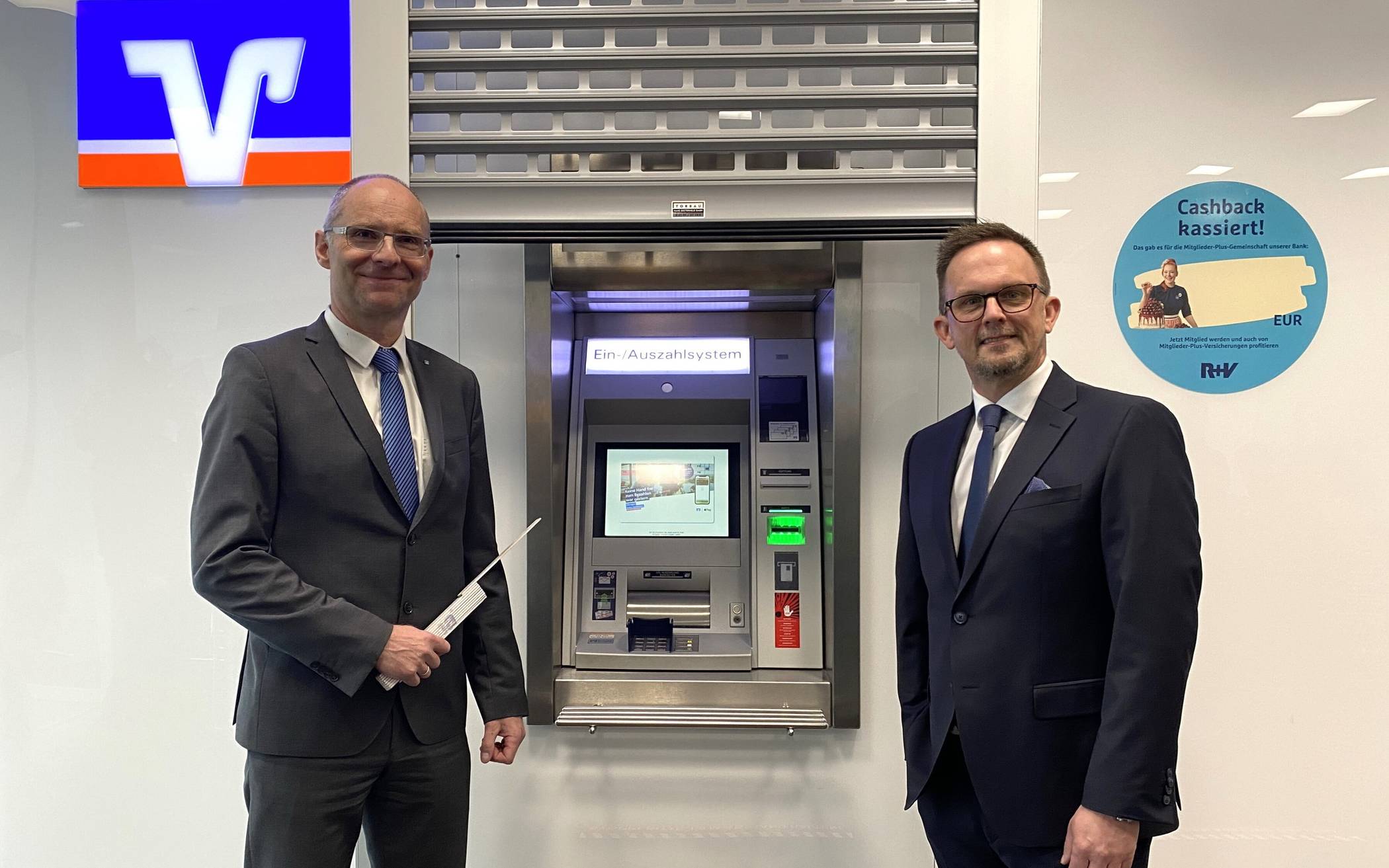 Rollgitter schützen die Geräte nachts vor