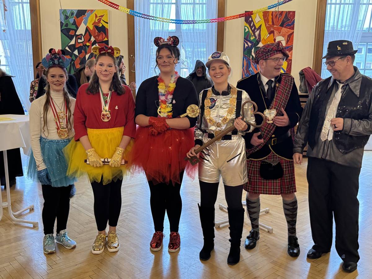 Altweiber: Rathaussturm in Wuppertal
