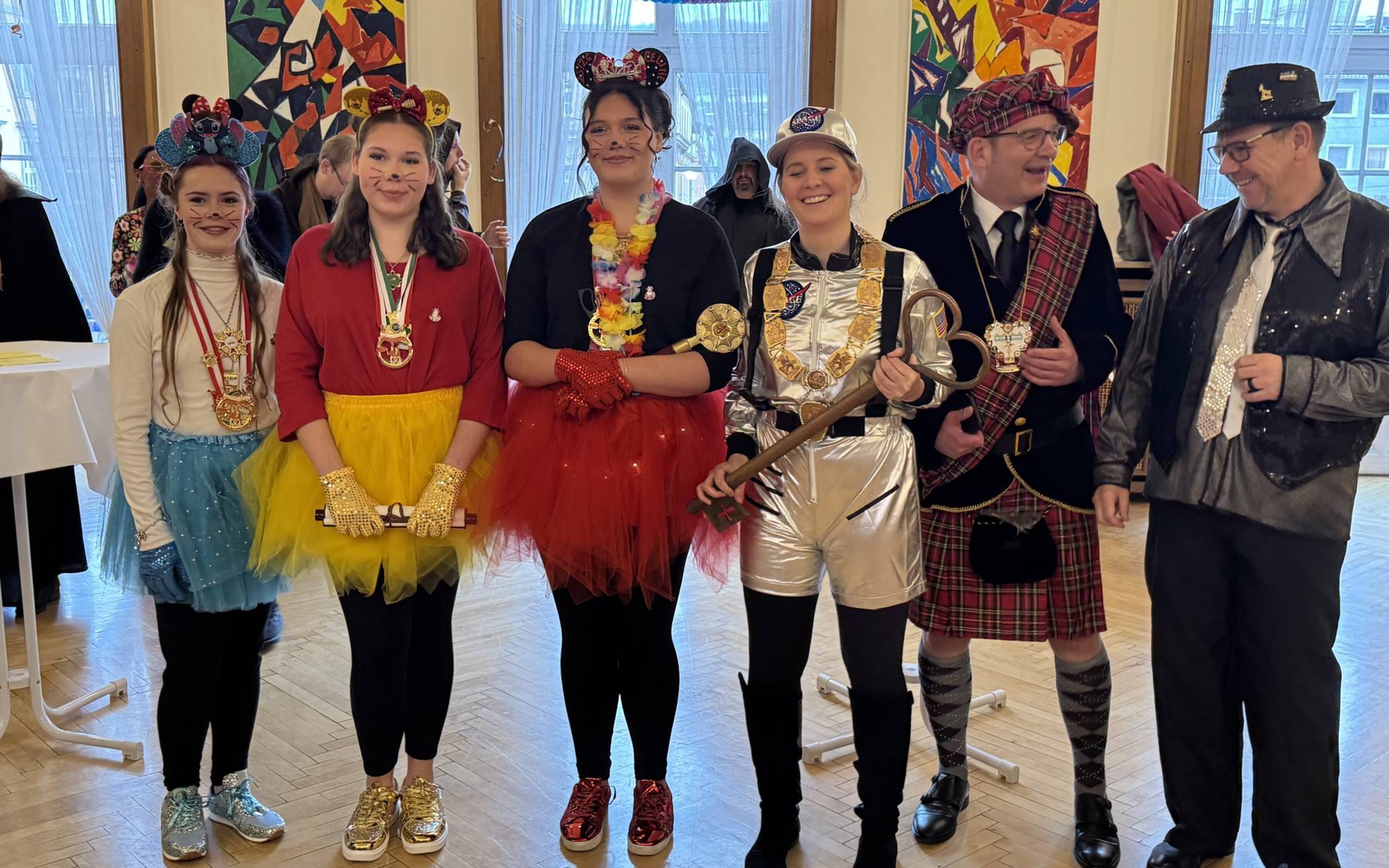 Bilder: Altweiber-Rathausturm in Wuppertal