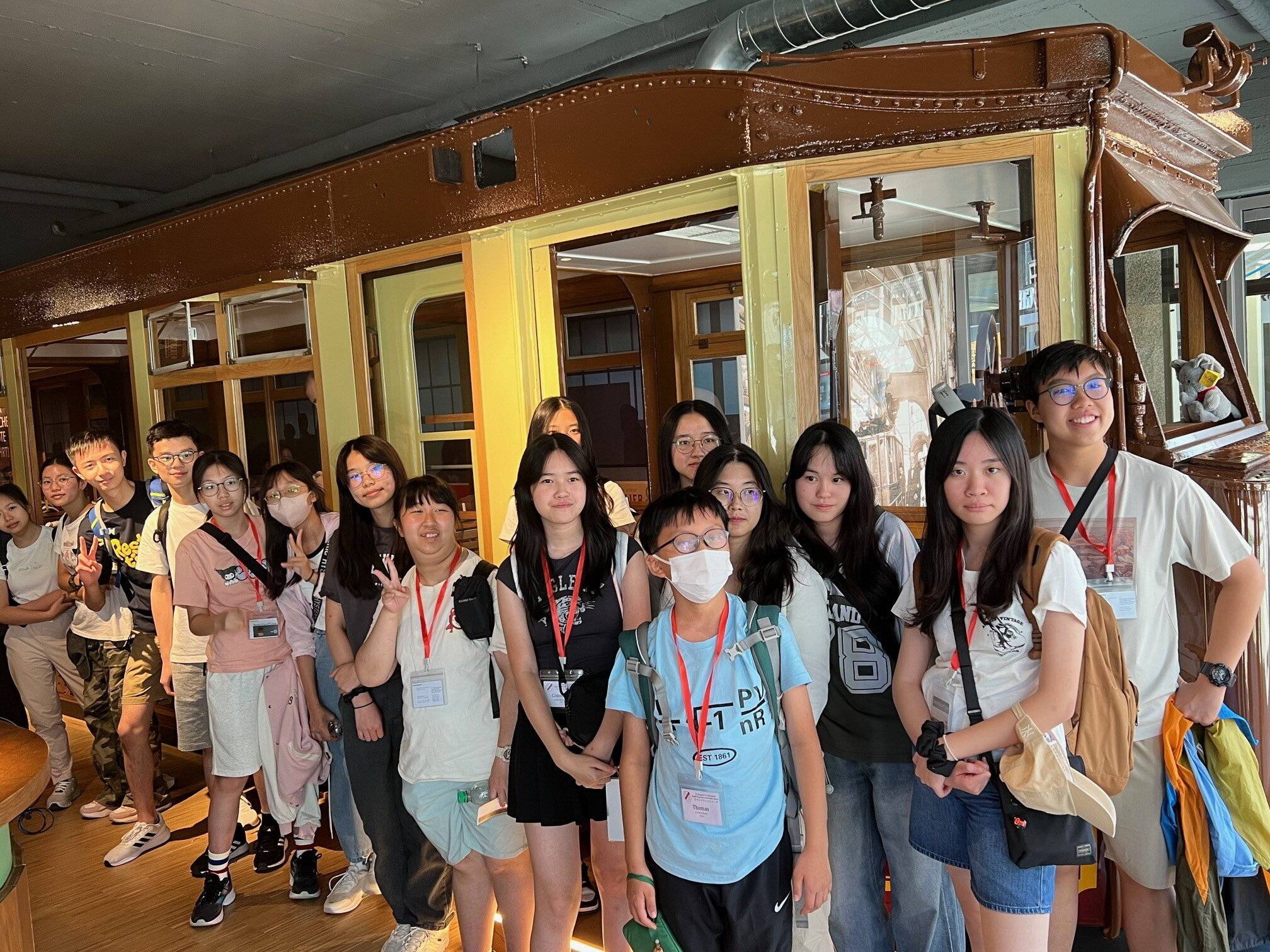  Eine Besucherguppe aus Hongkong im Schwebodrom. 