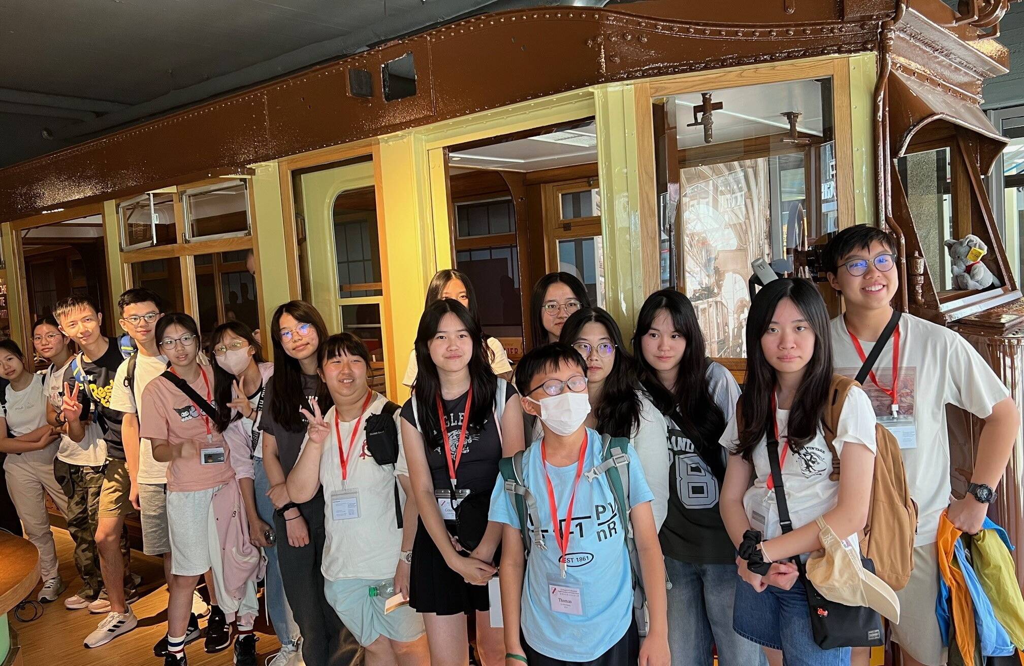 Eine Besucherguppe aus Hongkong im Schwebodrom.