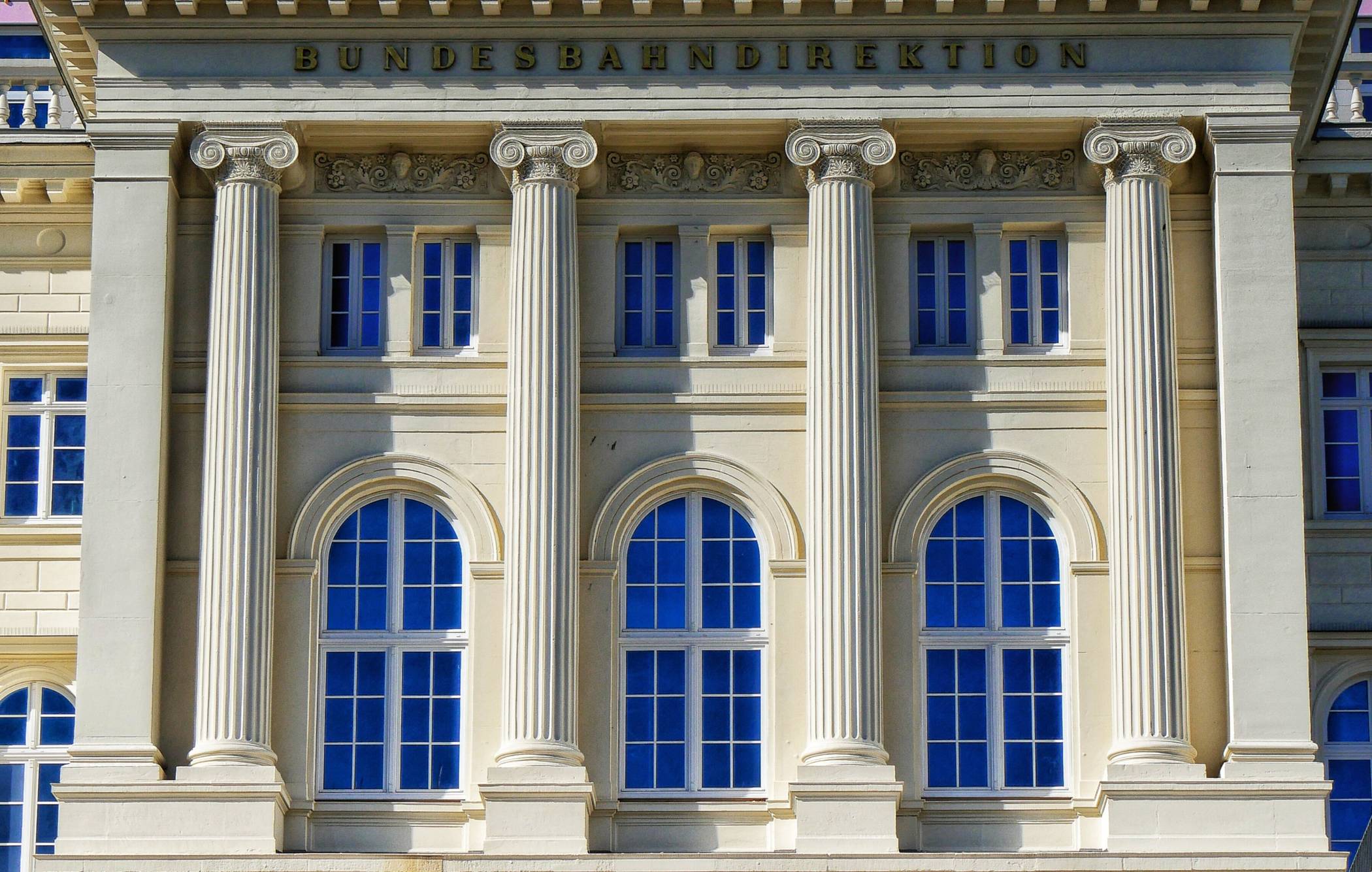 Fenster des Gebäudes am Döppersberg.