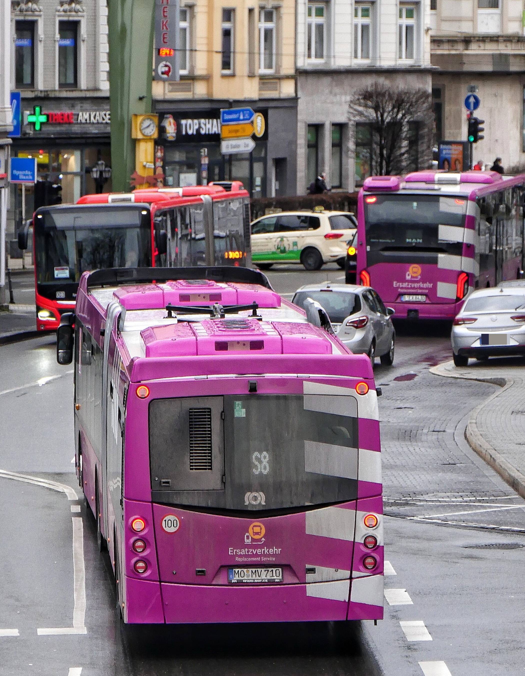  Der SEV unterwegs in Vohwinkel. 