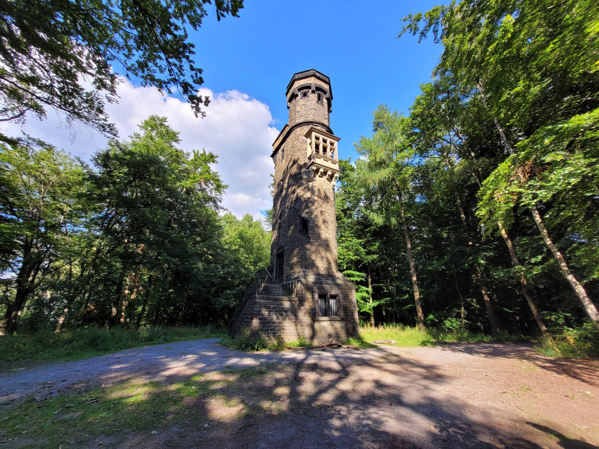  Der Von-der-Heydt-Turm auf der Königshöhe (Archivbild). 