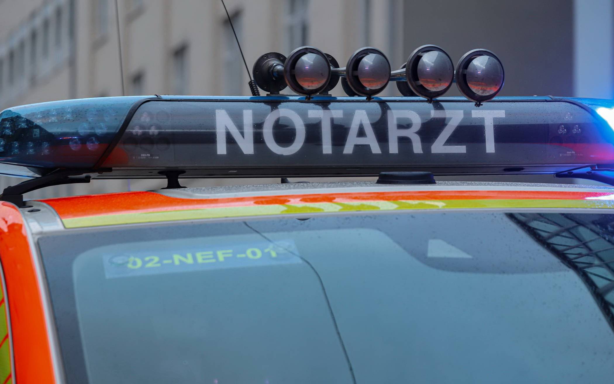 PKW erfasst Fußgängerin an Ampel-Übergang