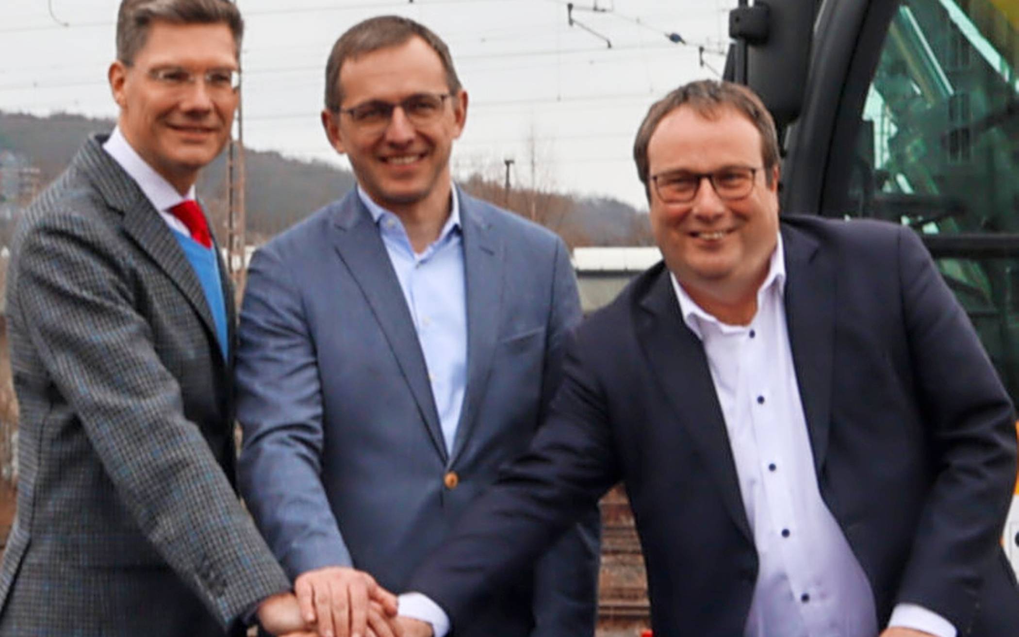 Von li.: Christian Hirte (Parl. Staatssekretär), Dr. Philipp Nagl (Vorstandsvorsitzender des Bahn-Tochterunternehmens DB InfraGO) und NRW-Verkehrsminister Oliver Krischer gaben den Startschuss. 