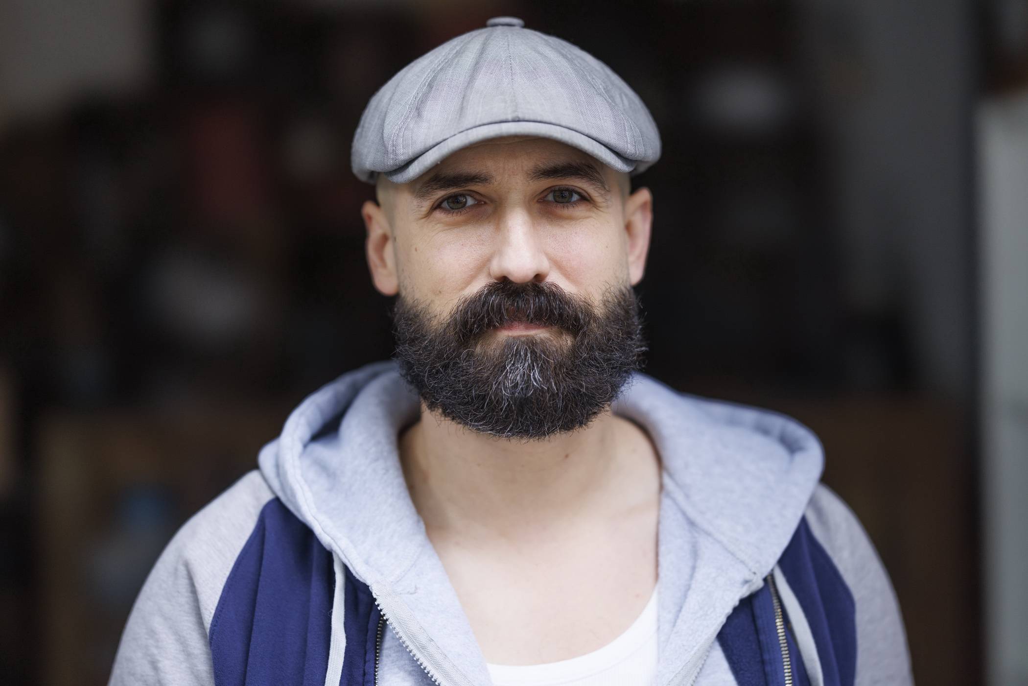  Journalist Bastian Schlange stellt das Buch „Die Correctiv Story“ von Autor David Schraven in der Wuppertaler Zentralbibliothek vor.  