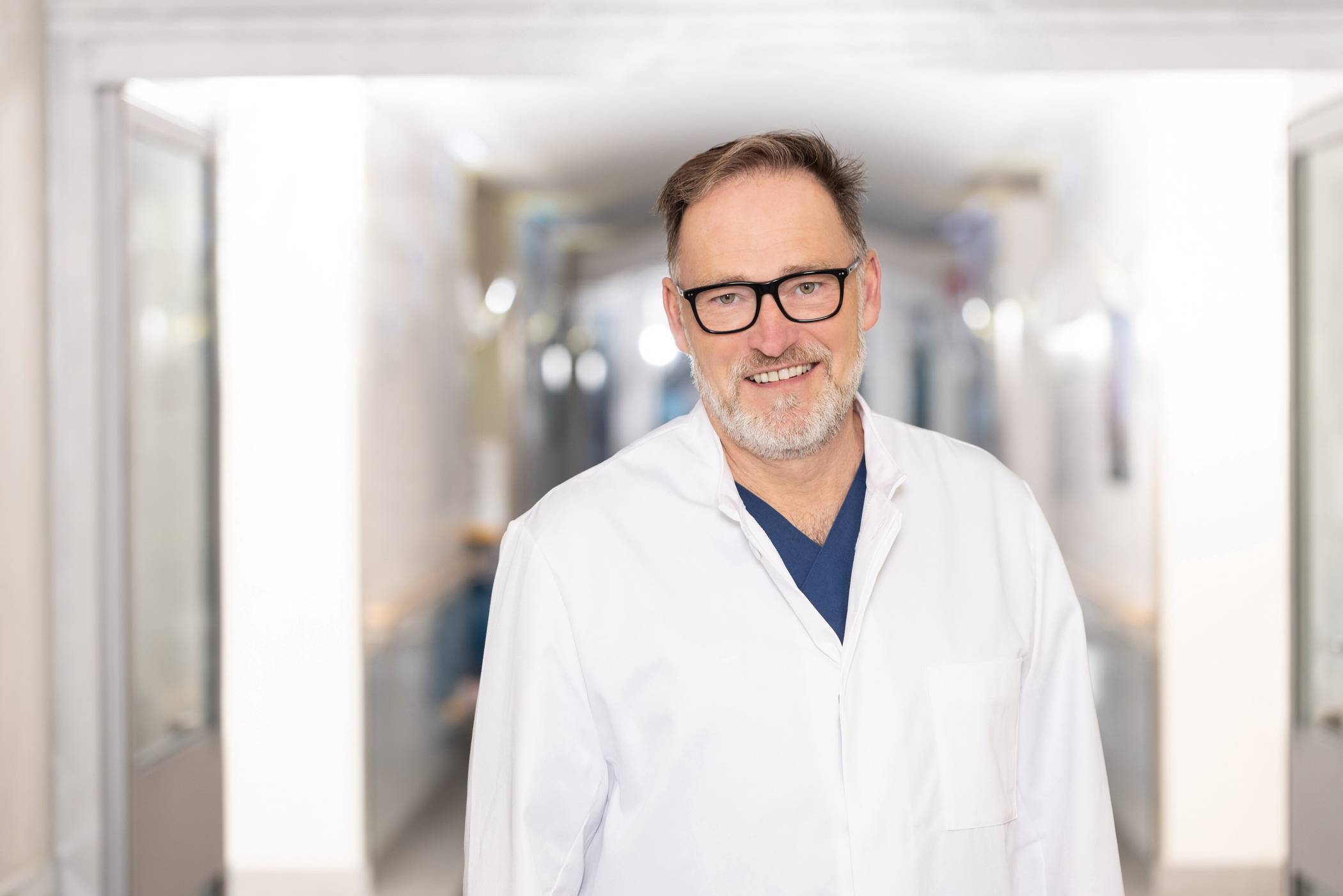  Dr. med. Jörg Falbrede (Chefarzt der Klinik für Frauenheilkunde und Geburtshilfe). 